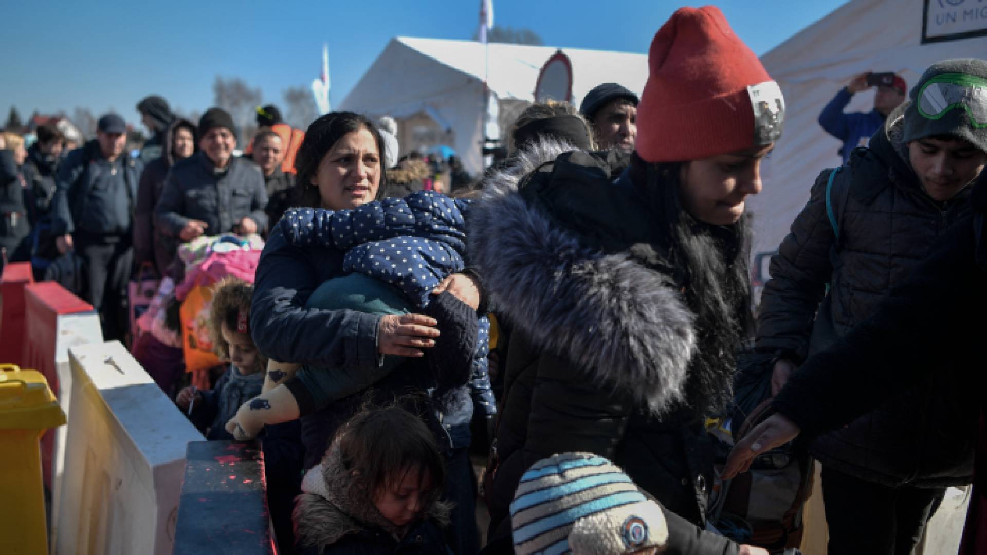 أوكرانيون على الحدود مع بولندا - AFP