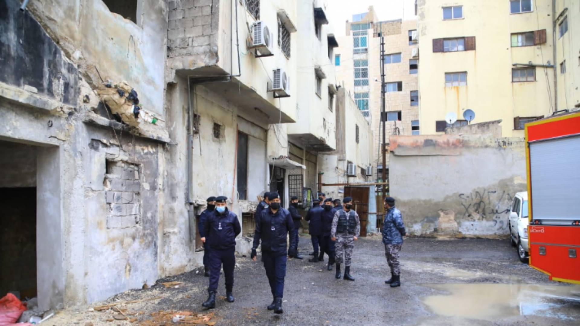 وفاة شخص وإصابة آخر بحريق مستودع في وسط البلد