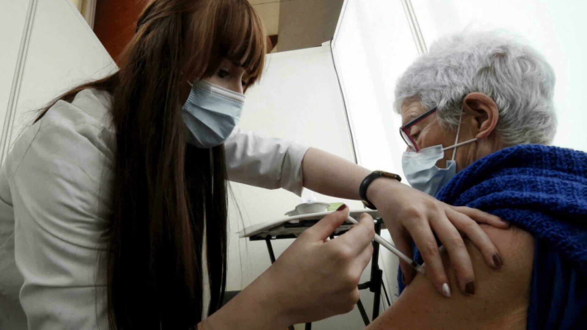 فرنسا تتيح جرعة لقاح رابعة لمن تجاوزوا الثمانين