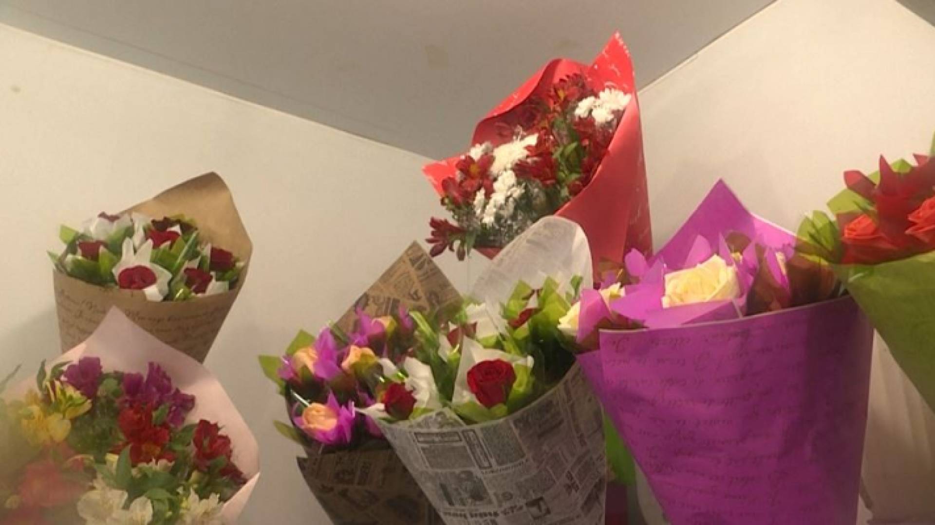 أوكرانية تبقي متجرها لبيع الورود مفتوحا في مدينة ميكولايف رغم المعارك