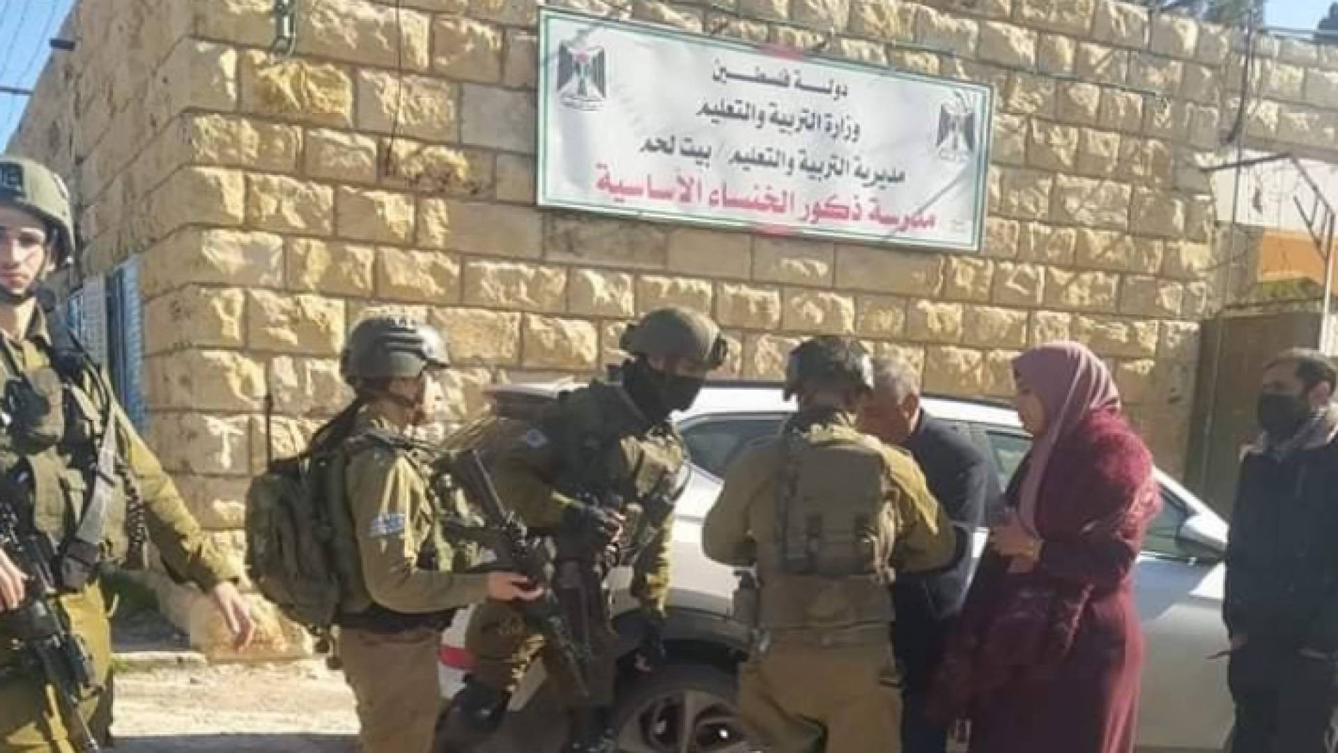 عناصر من الاحتلال أمام مدرسة الخنساء