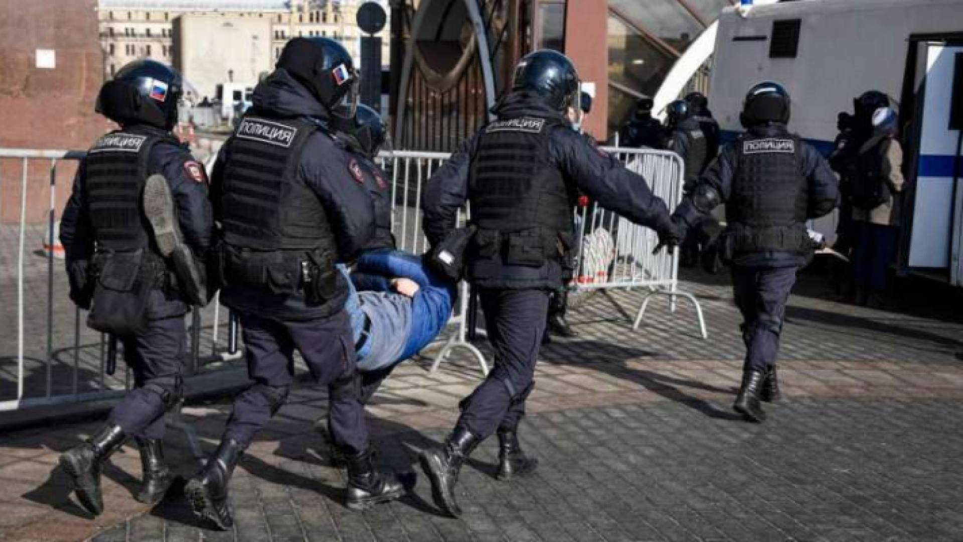 اعتقال أكثر من 800 متظاهر في روسيا يرفضون العملية العسكرية الروسية في أوكرانيا