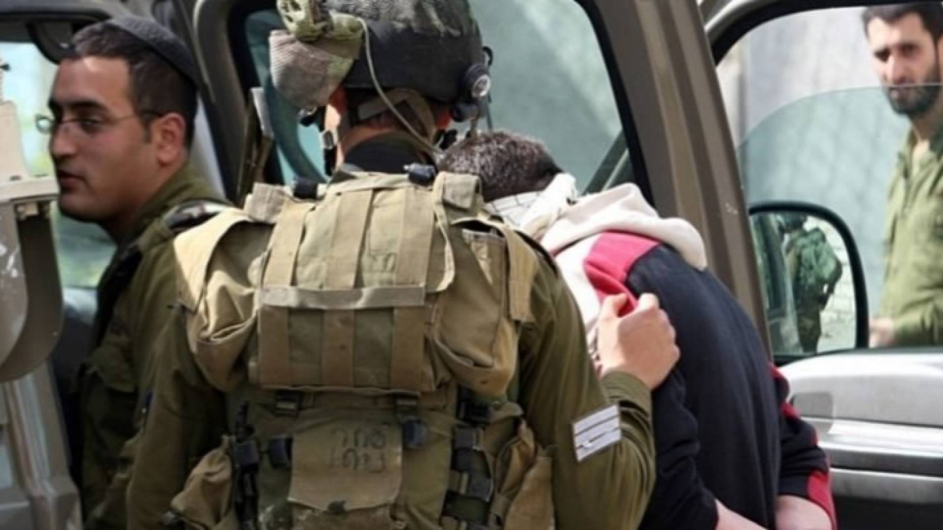 الاحتلال الإسرائيلي يعتقل فلسطينيين من مناطق متعددة