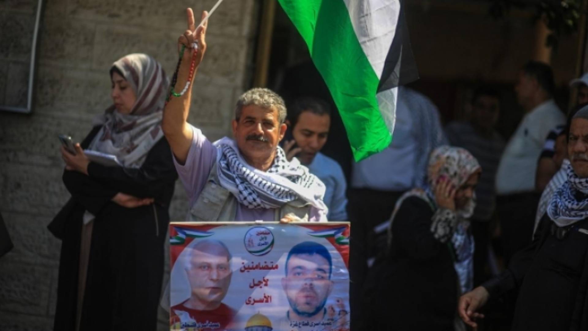 فلسطيني يتضامن مع الأسرى في سجون الاحتلال - أرشيفية