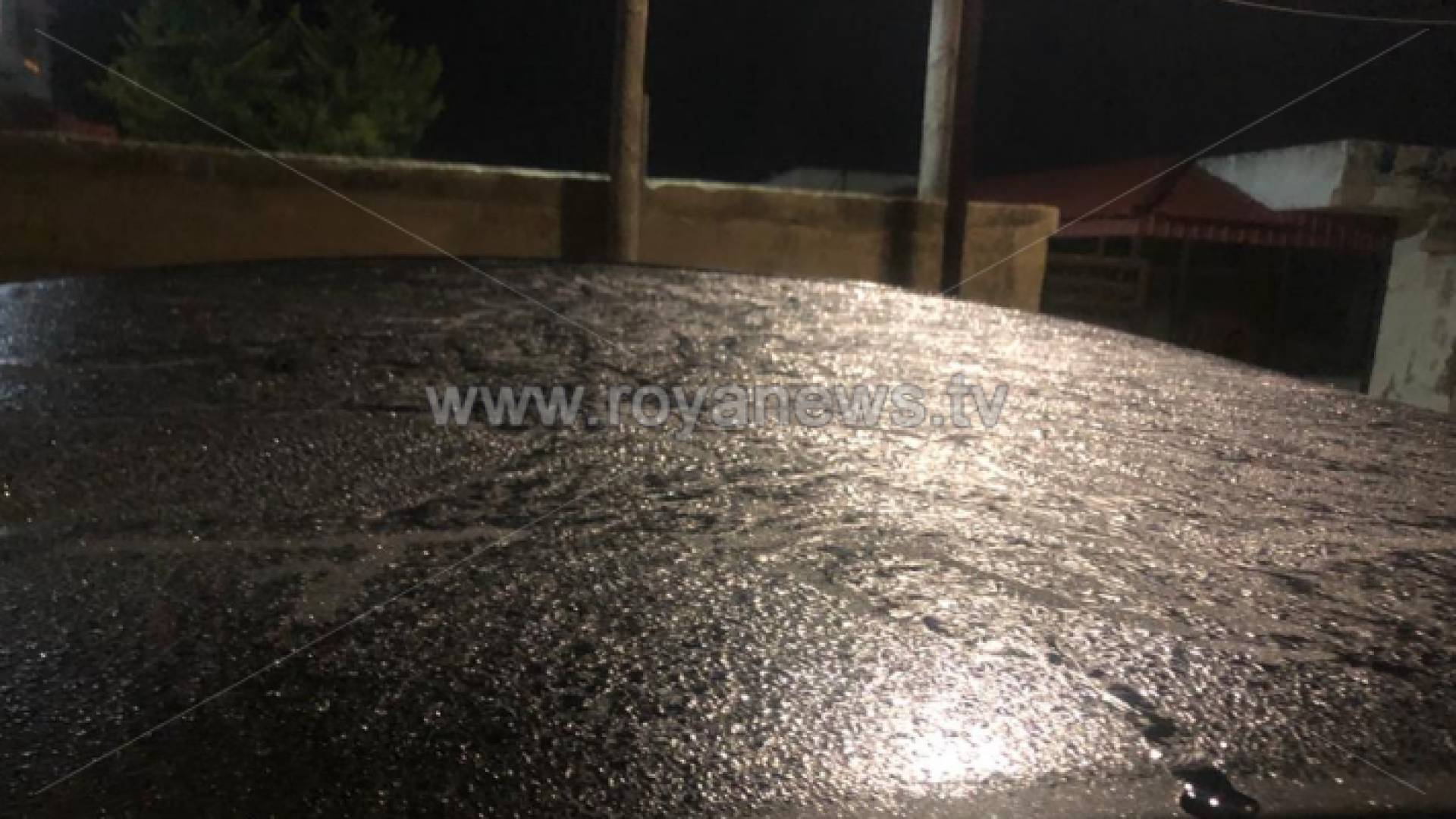 الصقيع على سطح مركبة في عمان