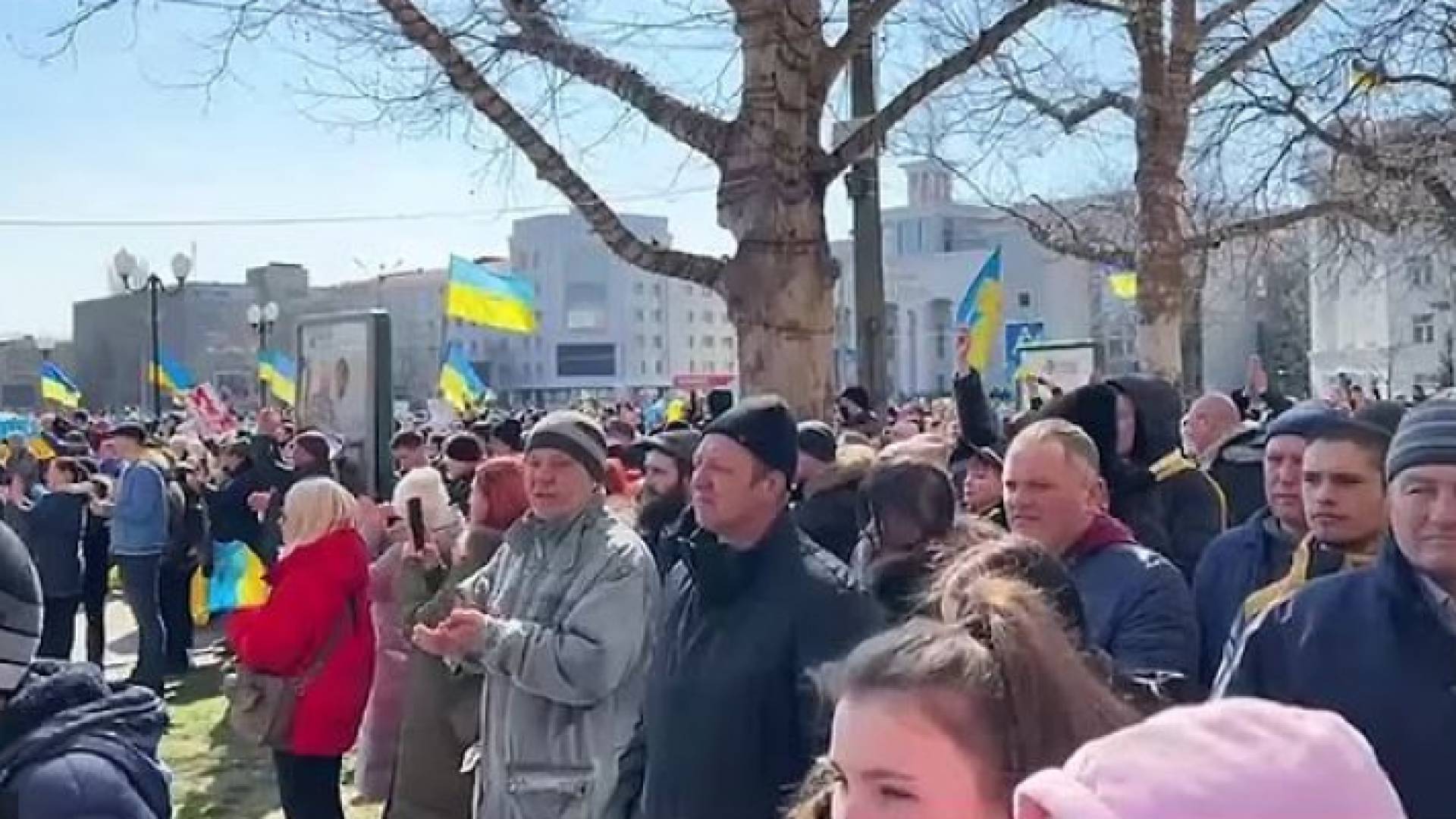 العشرات يتظاهرون ضد سيطرة القوات الروسية على مدينة خيرسون أوكرانية