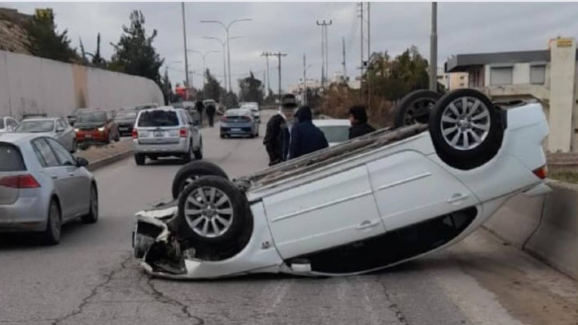 حادث سير بين 3 مركبات على طريق البحر الميت