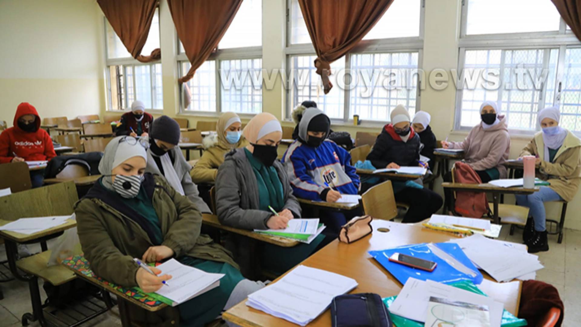 طالبات في الغرفة الصفية - ارشيفية