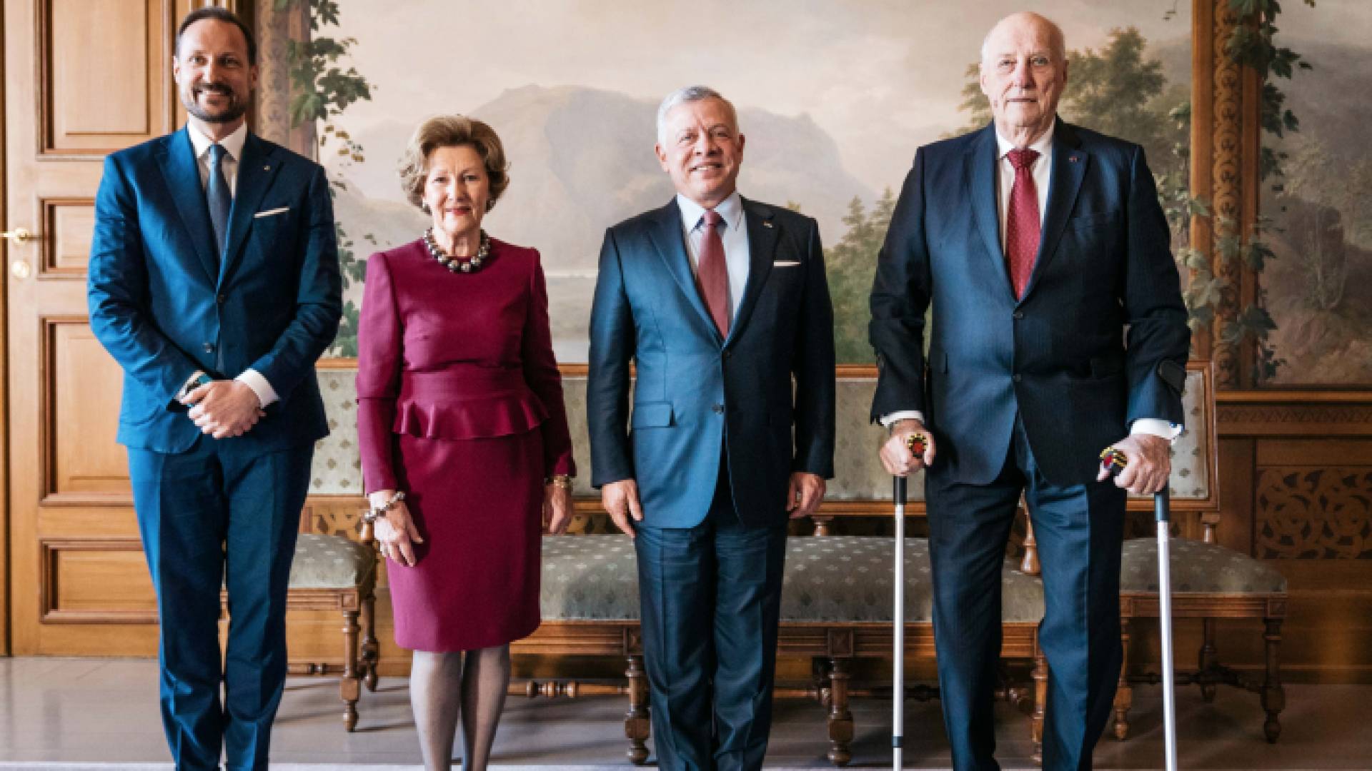 جلالة الملك إلى جانب الملك هارالد الخامس ملك مملكة النرويج والملكة سونيا وولي عهد مملكة النرويج