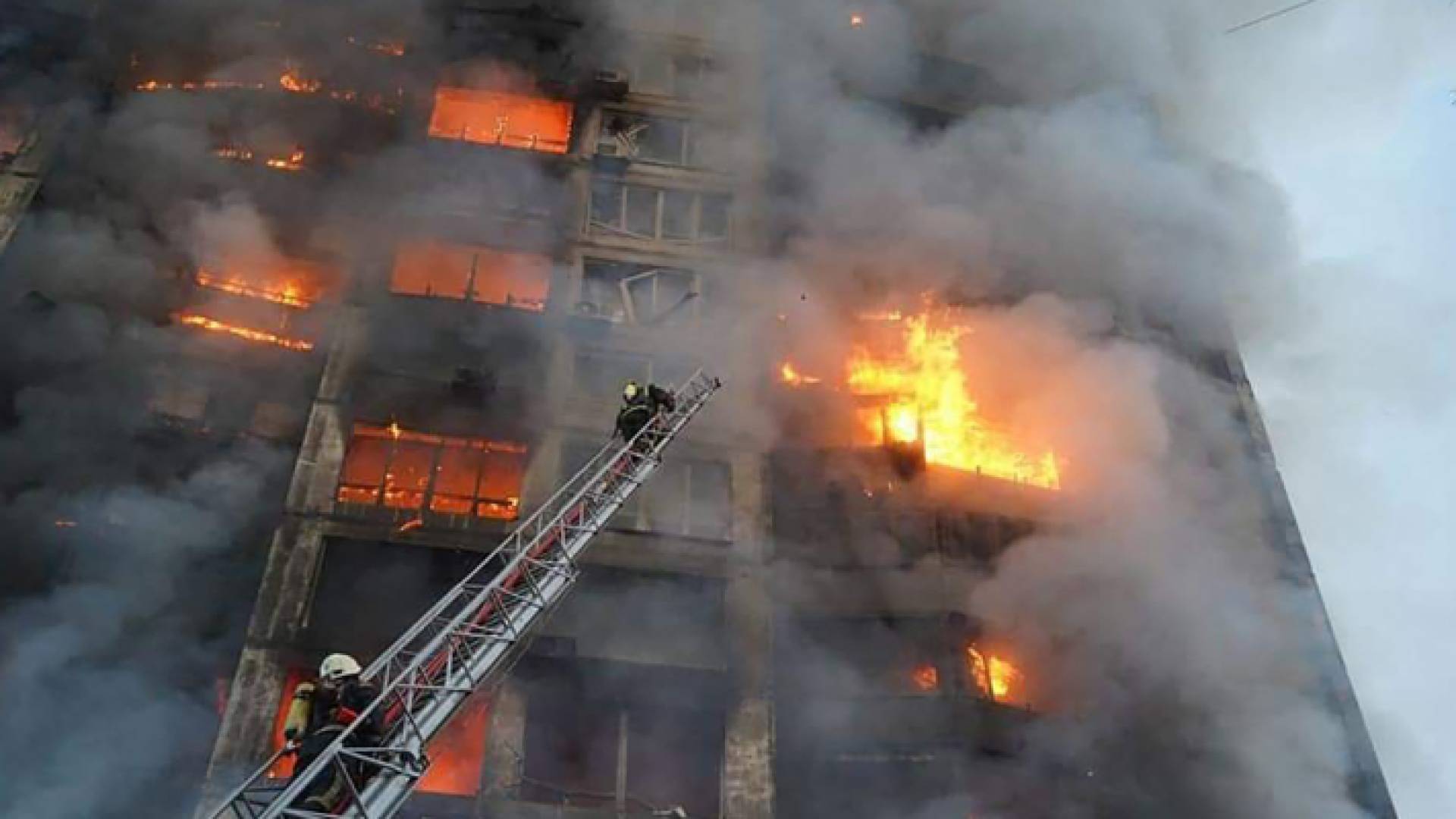 المبنى السكني الذي أصابته قصف في منطقة سفياتوشينسكي في غرب كييف - AFP