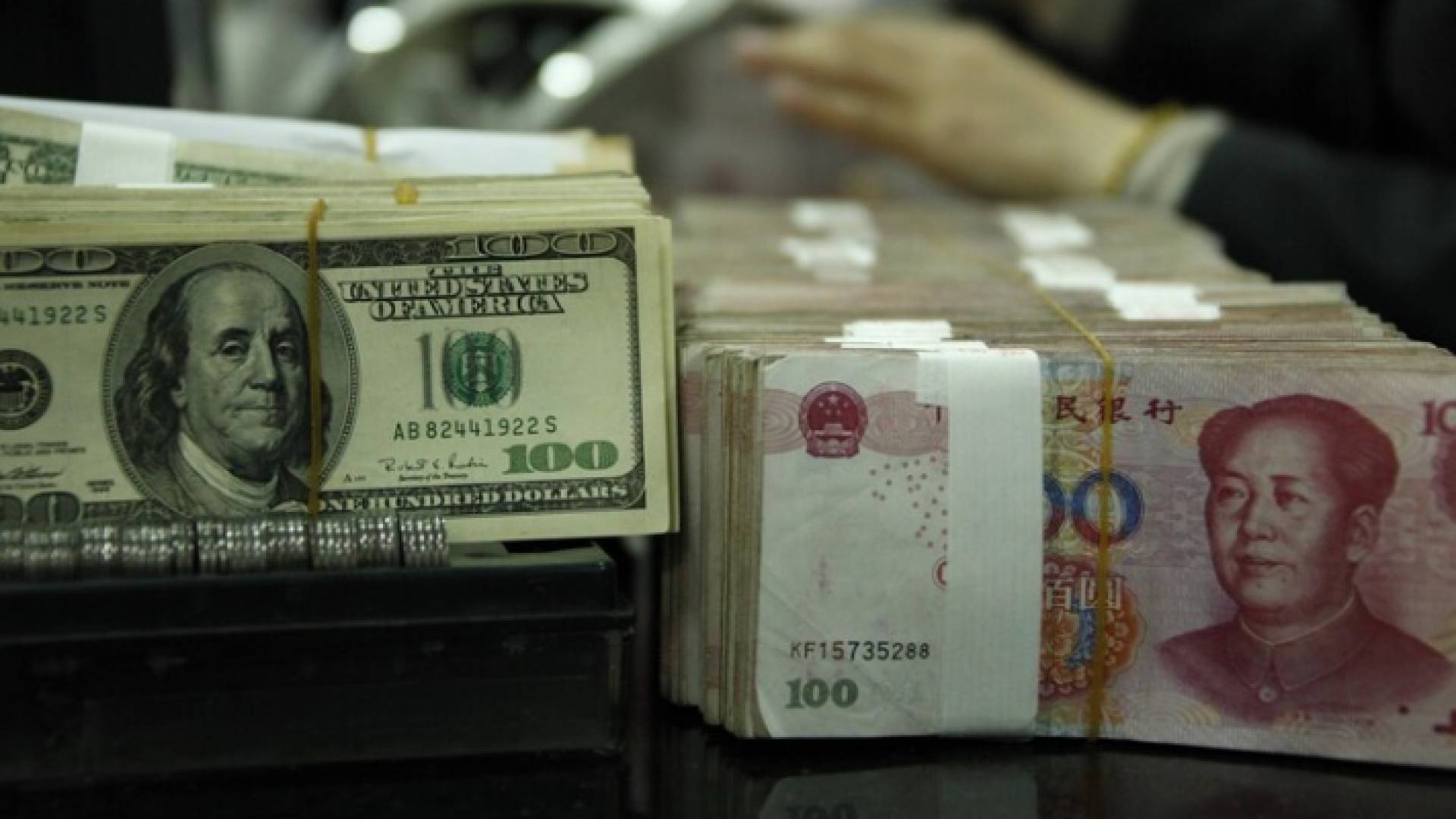 اليوان والدولار - تعبيرية