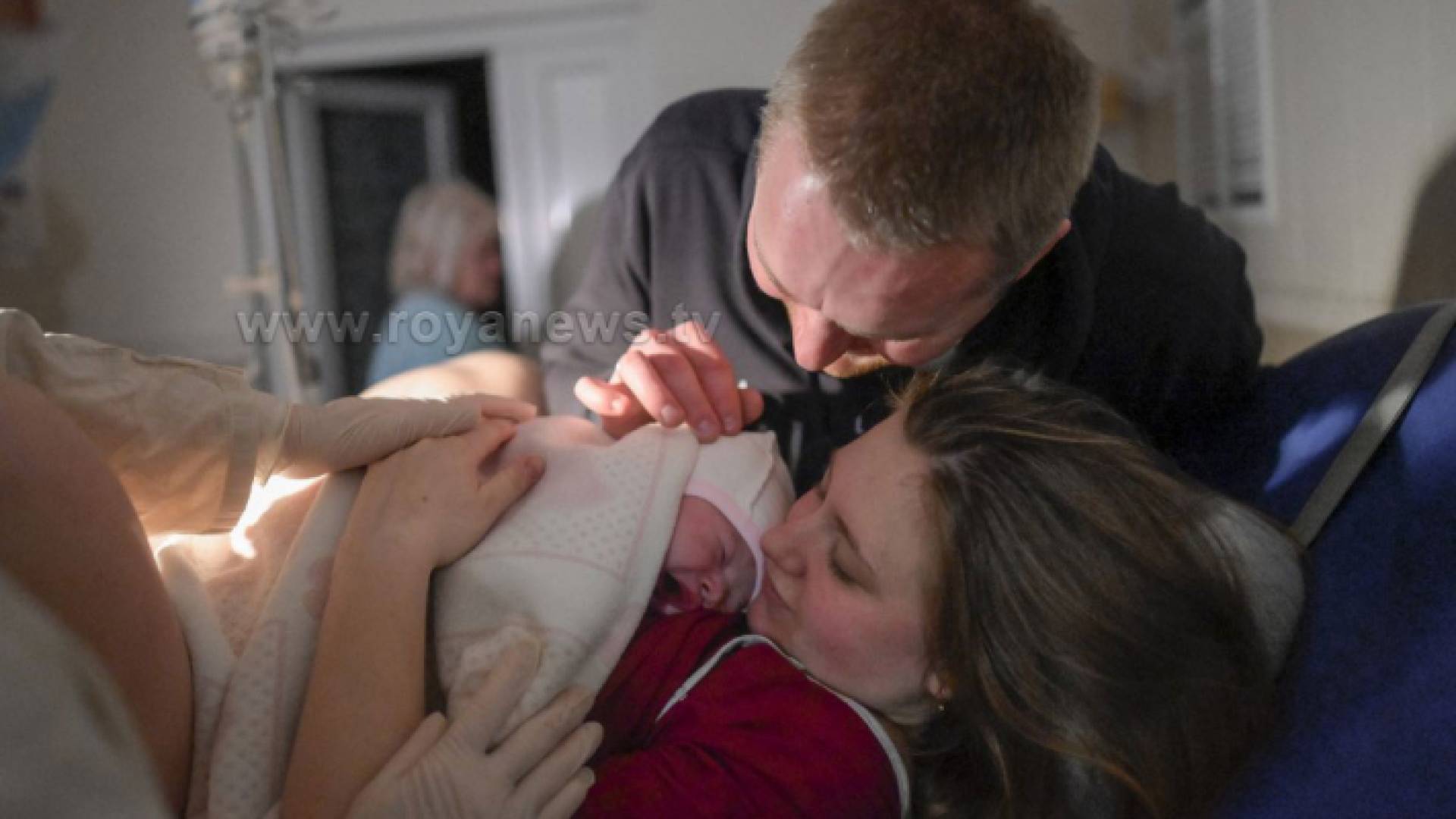 ألينا تنظر إلى مولودها سنزانا