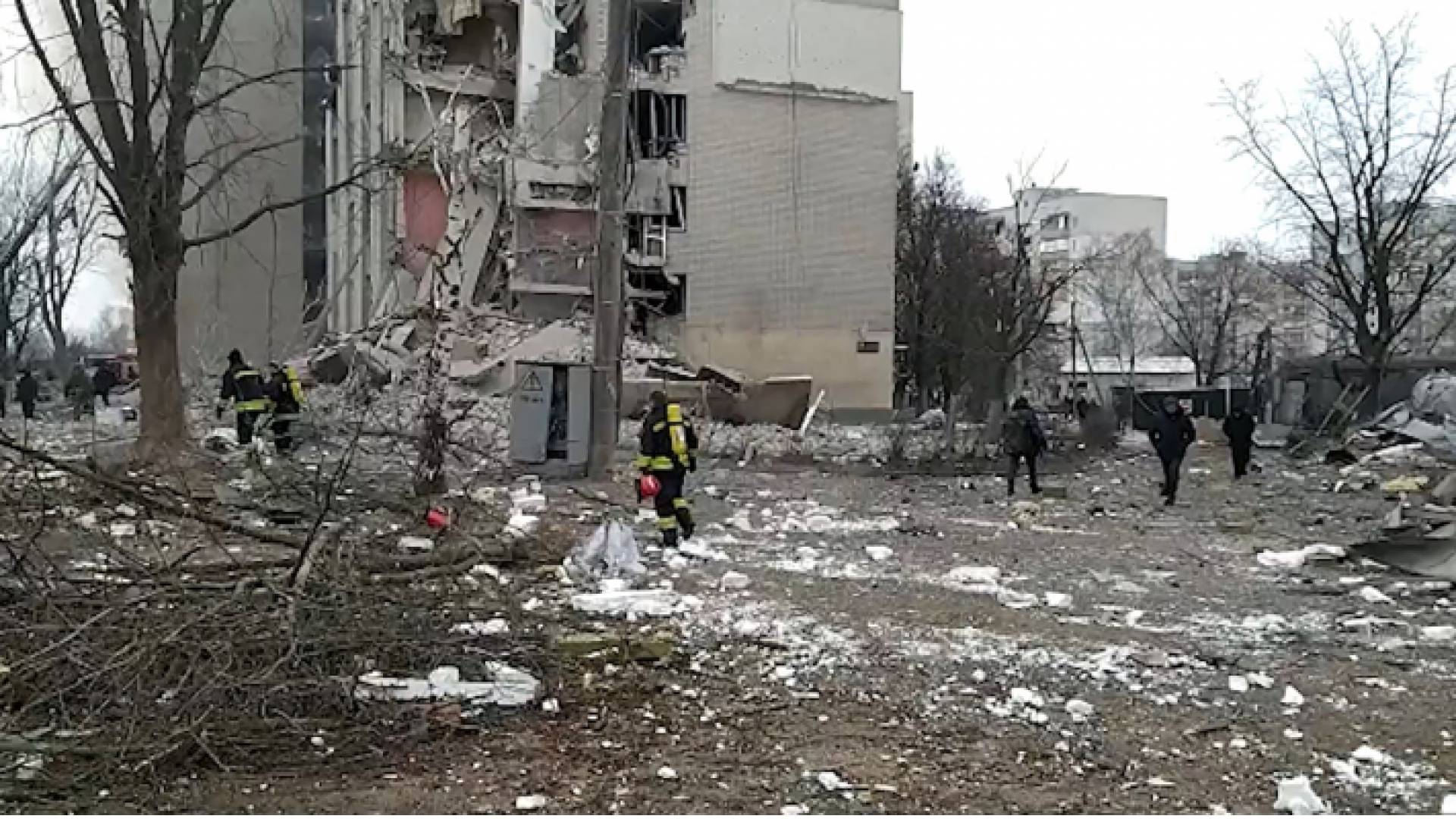 رجال الإطفاء في أعقاب الغارات الجوية على المباني السكنية في تشيرنيهيف - AFP