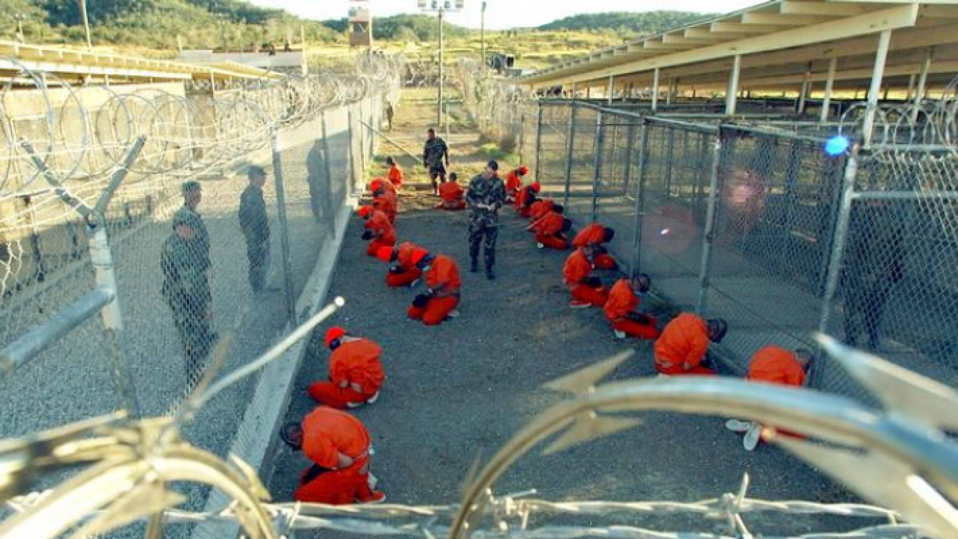 داخل معسكر الاعتقال في خليج غوانتانامو