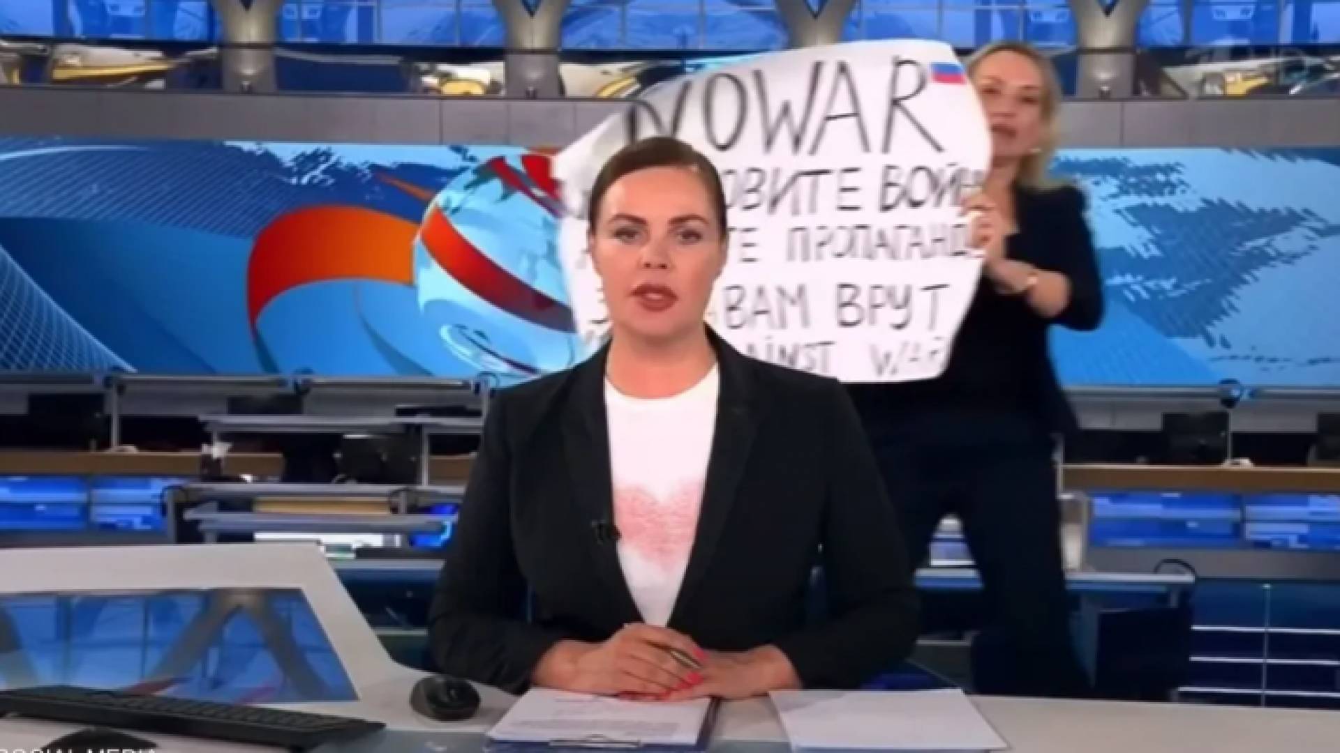 رفعت أوفسيانيكوفا لافتة خلال قراءة نشرة الأخبار تندد بالحرب