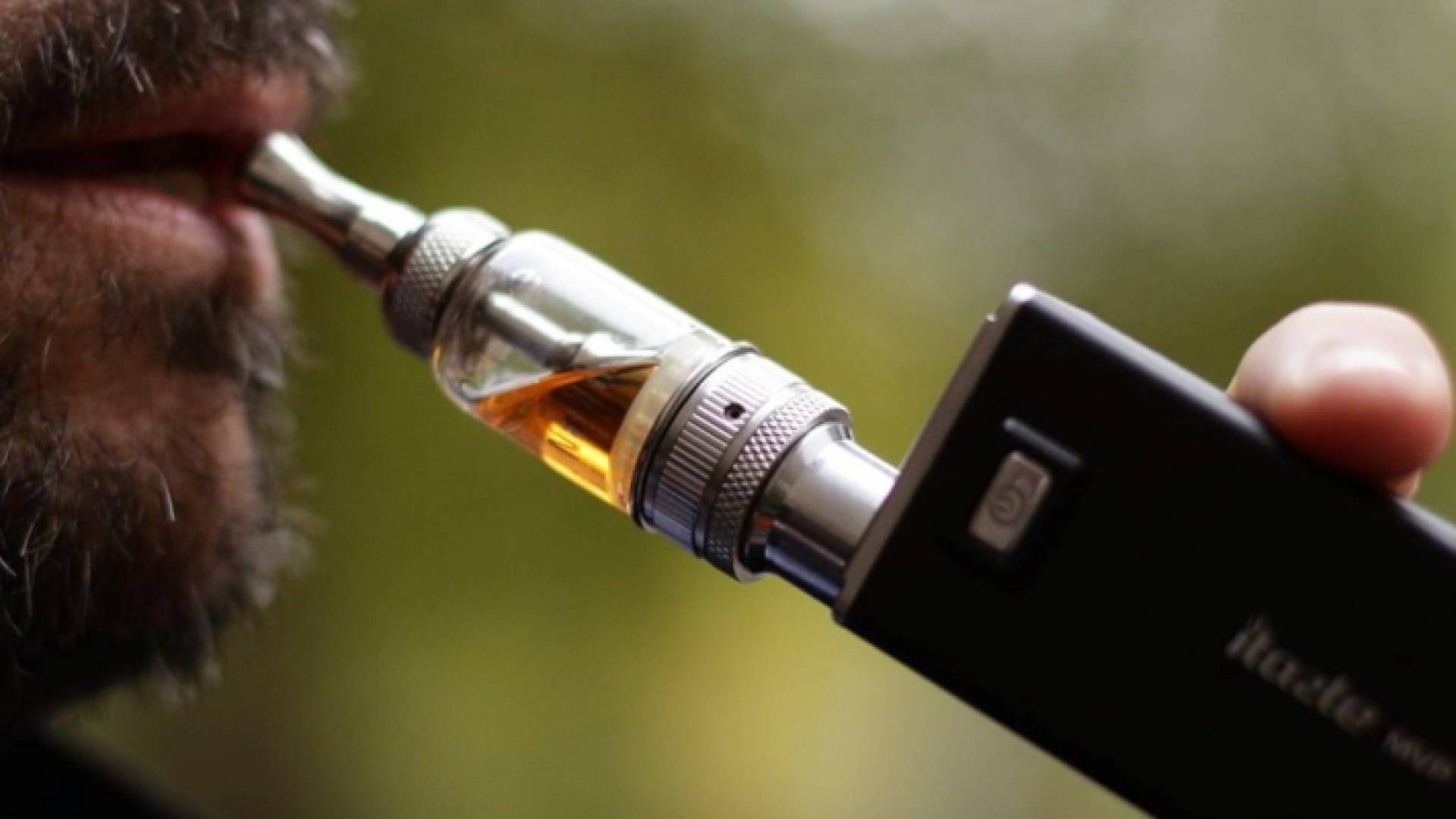 الصين تشدد الرقابة على السجائر الإلكترونية