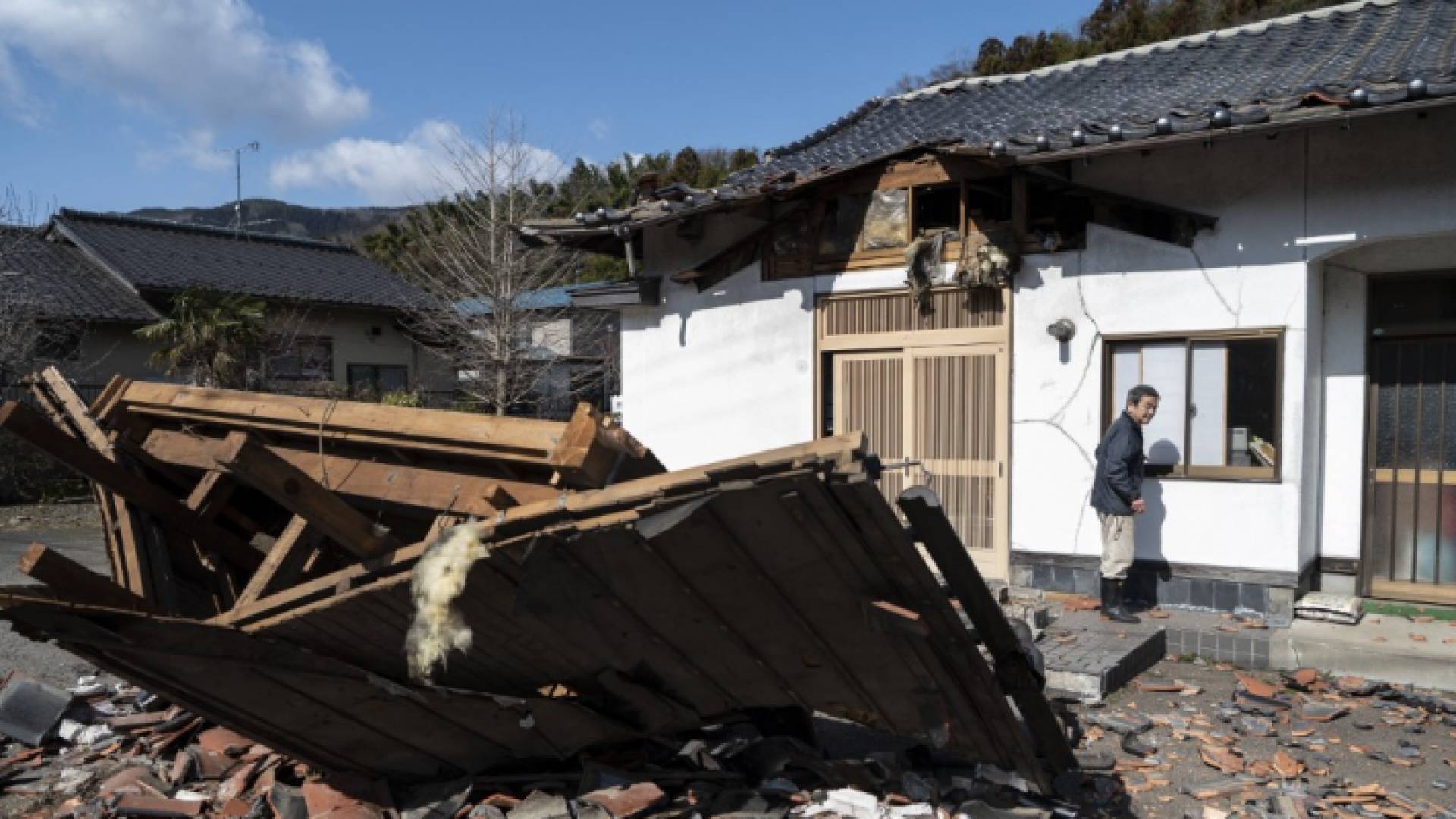 من اثار الزلزال الذي ضرب اليابان - AFP