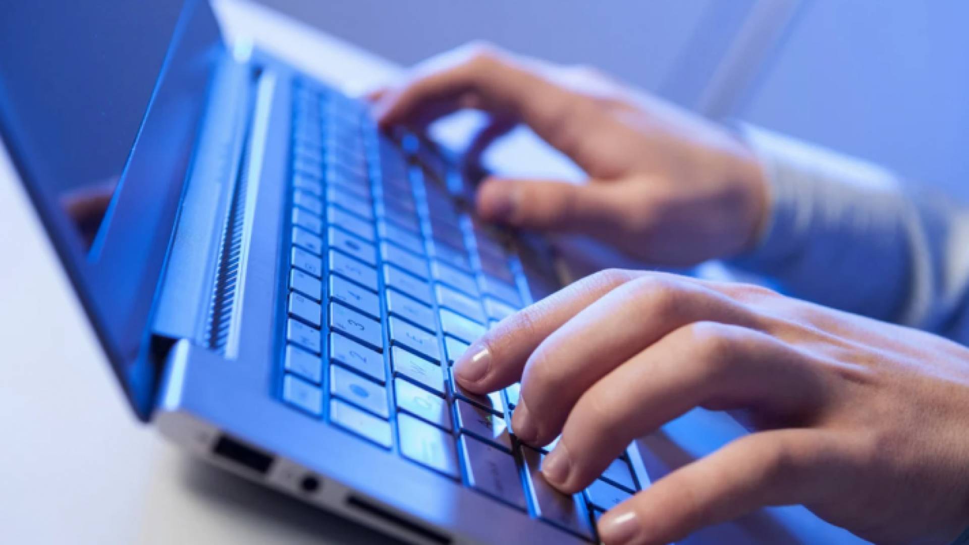 شخص يستخدم كمبيوتر محمول