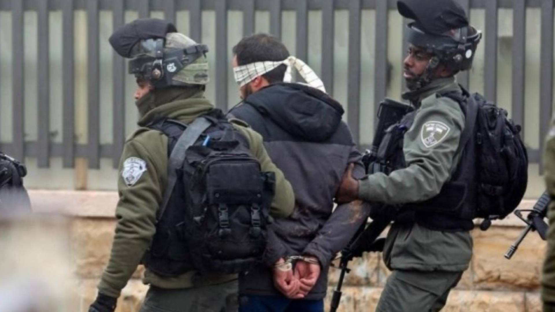 الاحتلال يعتقل فلسطينيا - أرشيفية