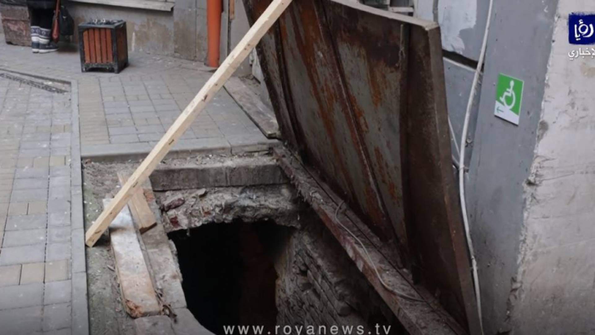 سكان مدينة لفوف في أوكرانيا يختبؤون في ملاجئ داخل الأقبية خوفاً من الغارات الجوية