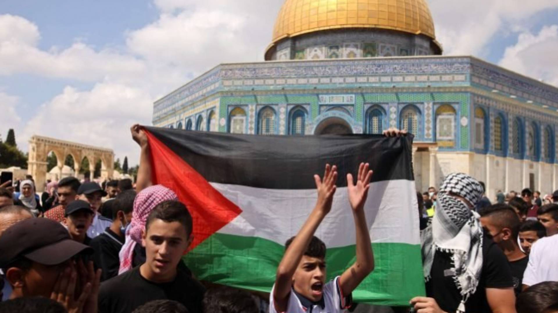 فلسطينيون أمام المسجد الأقصى