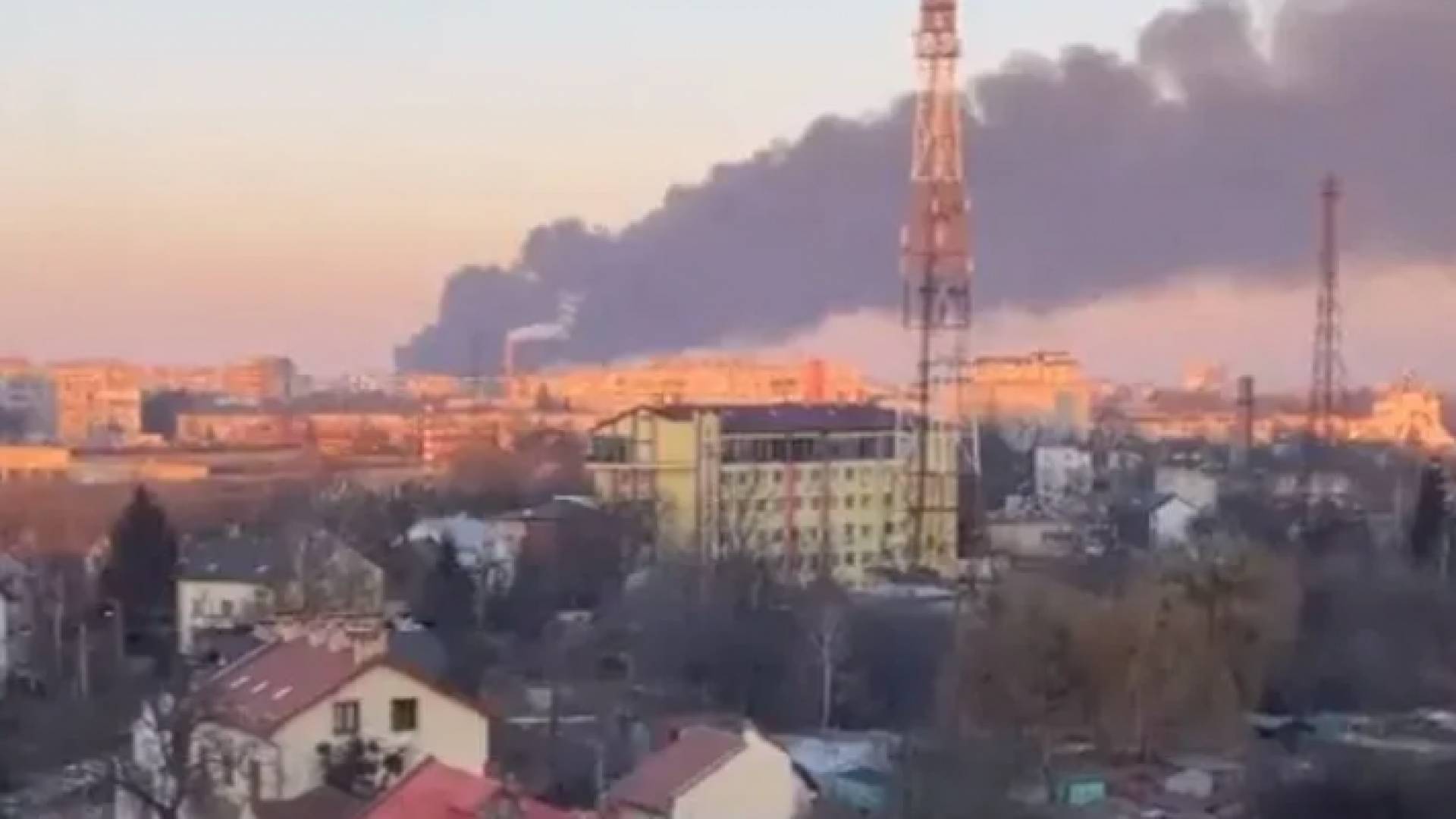 "صواريخ" روسية أصابت منطقة مطار لفيف بغرب أوكرانيا