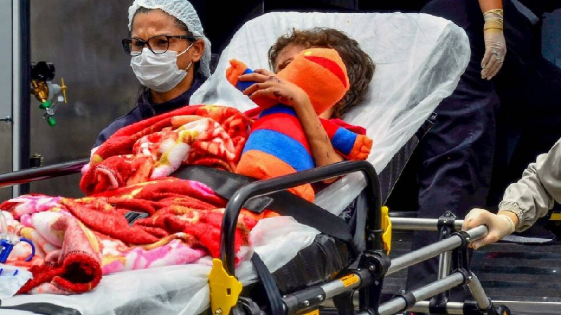 أحد الطفلين خلال إنقاذه