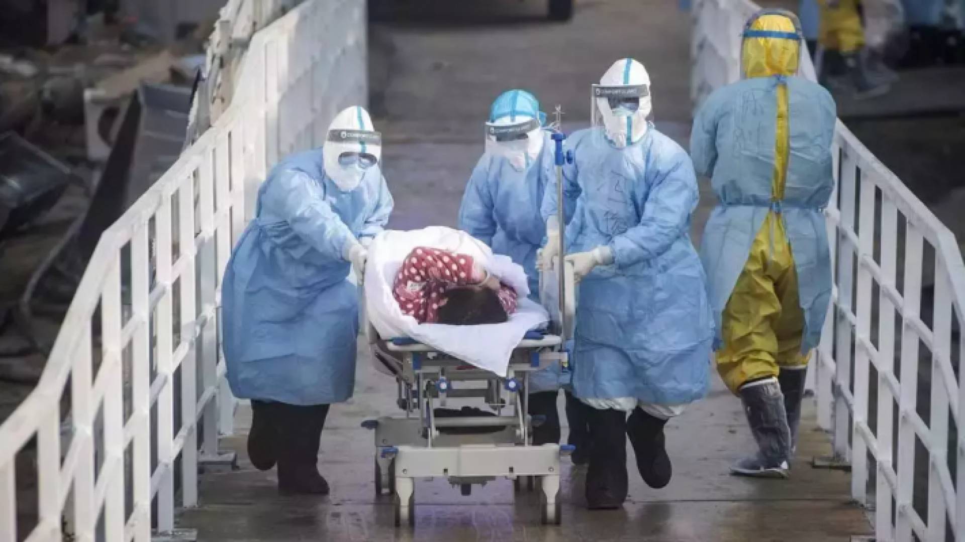 خلال نقل أحد المصابين بفيروس كورونا إلى مستشفى في الصين - أرشيفية