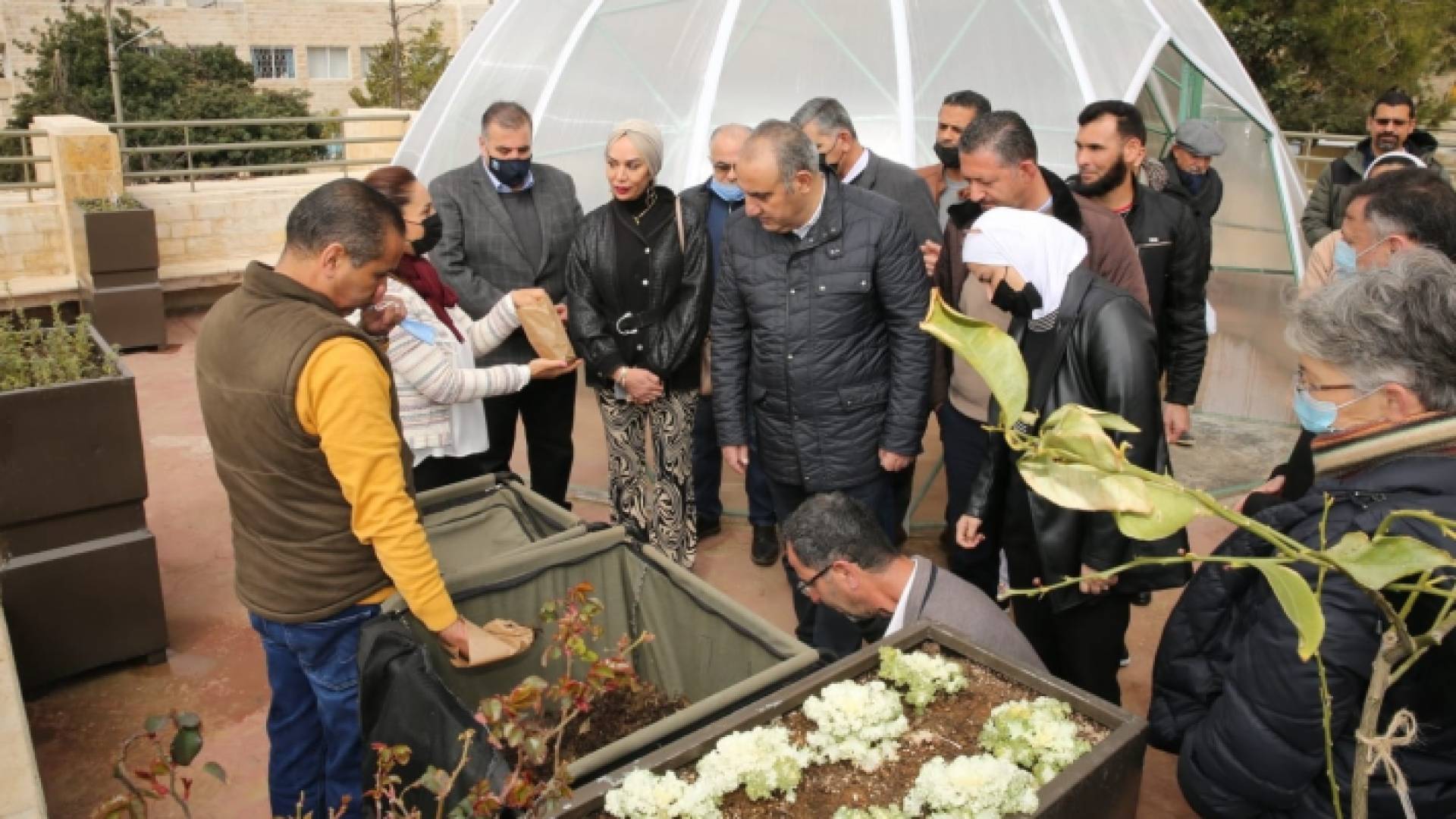 الشواربة يطلق مشروع الاسطح الخضراء