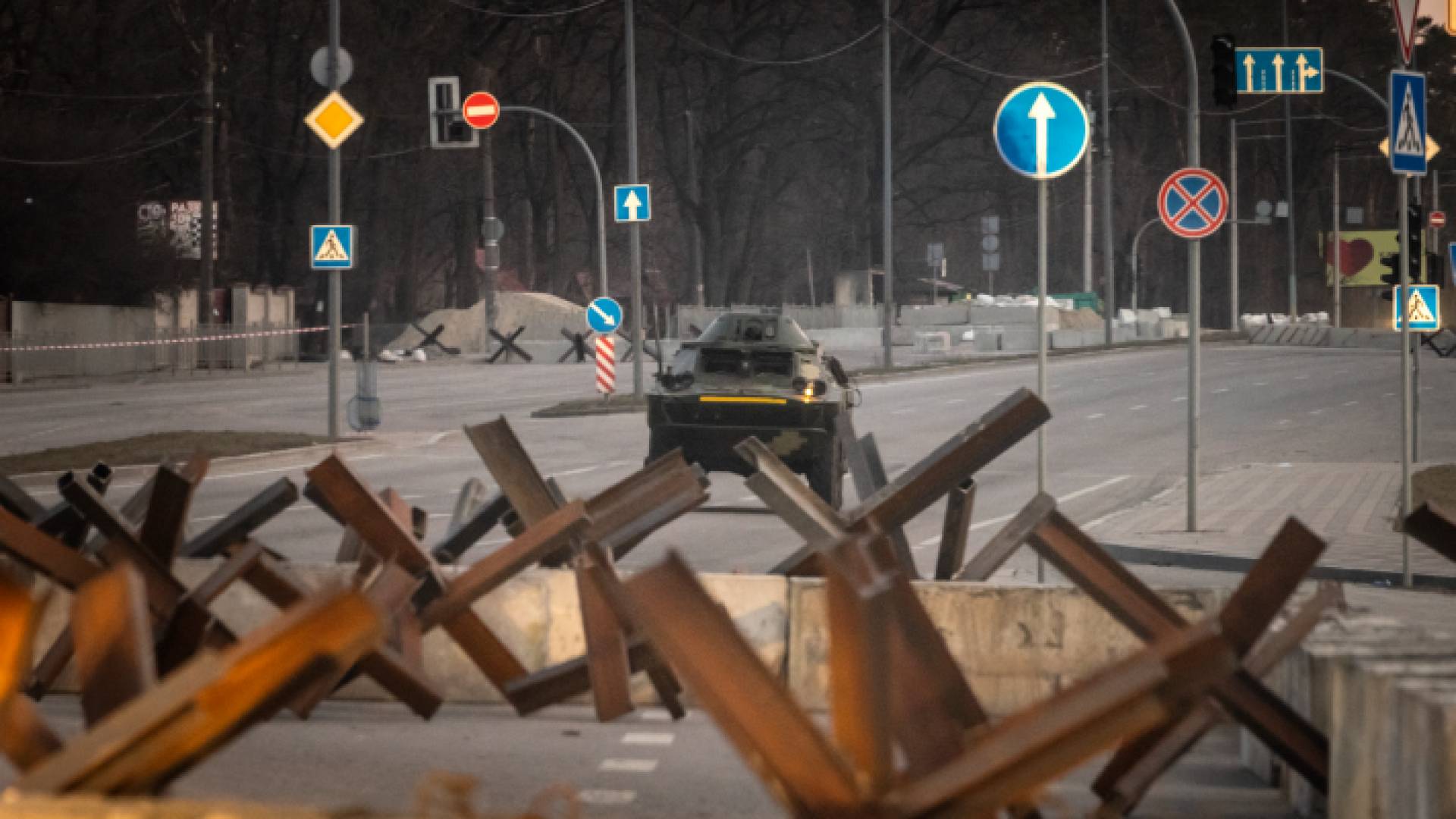 مركبة مدرعة أوكرانية تسير على طول طريق في العاصمة الأوكرانية - AFP