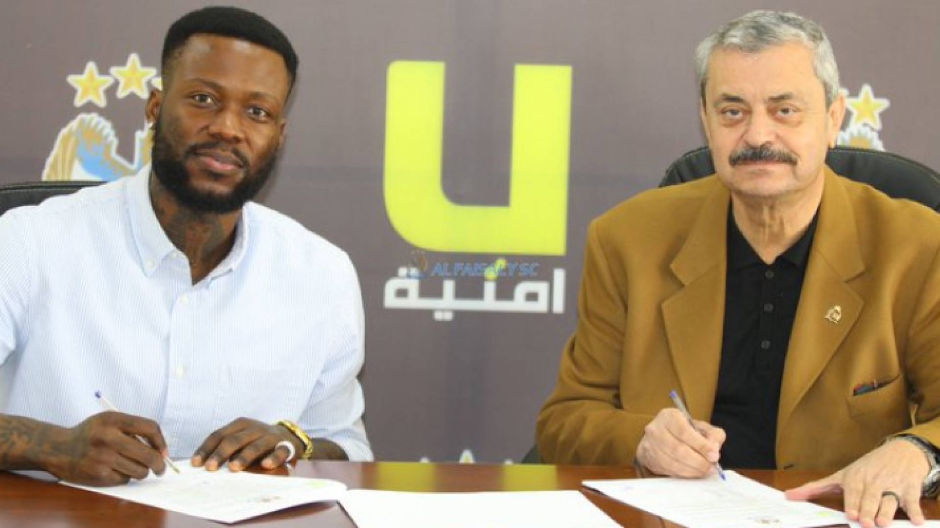 جانب من توقيع العقد