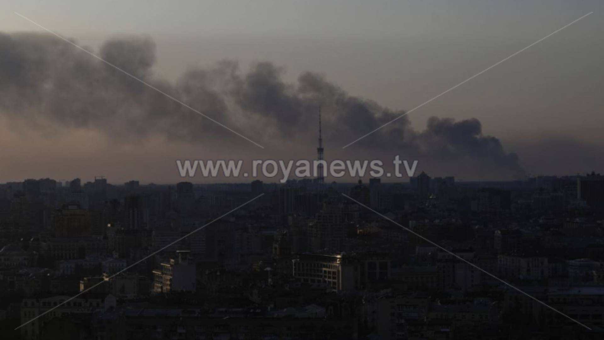 يُظهر هذا المنظر العام الذي تم التقاطه في كييف في 19 اذار/مارس 2022 الدخان يتصاعد من الضواحي الغربية للمدينة