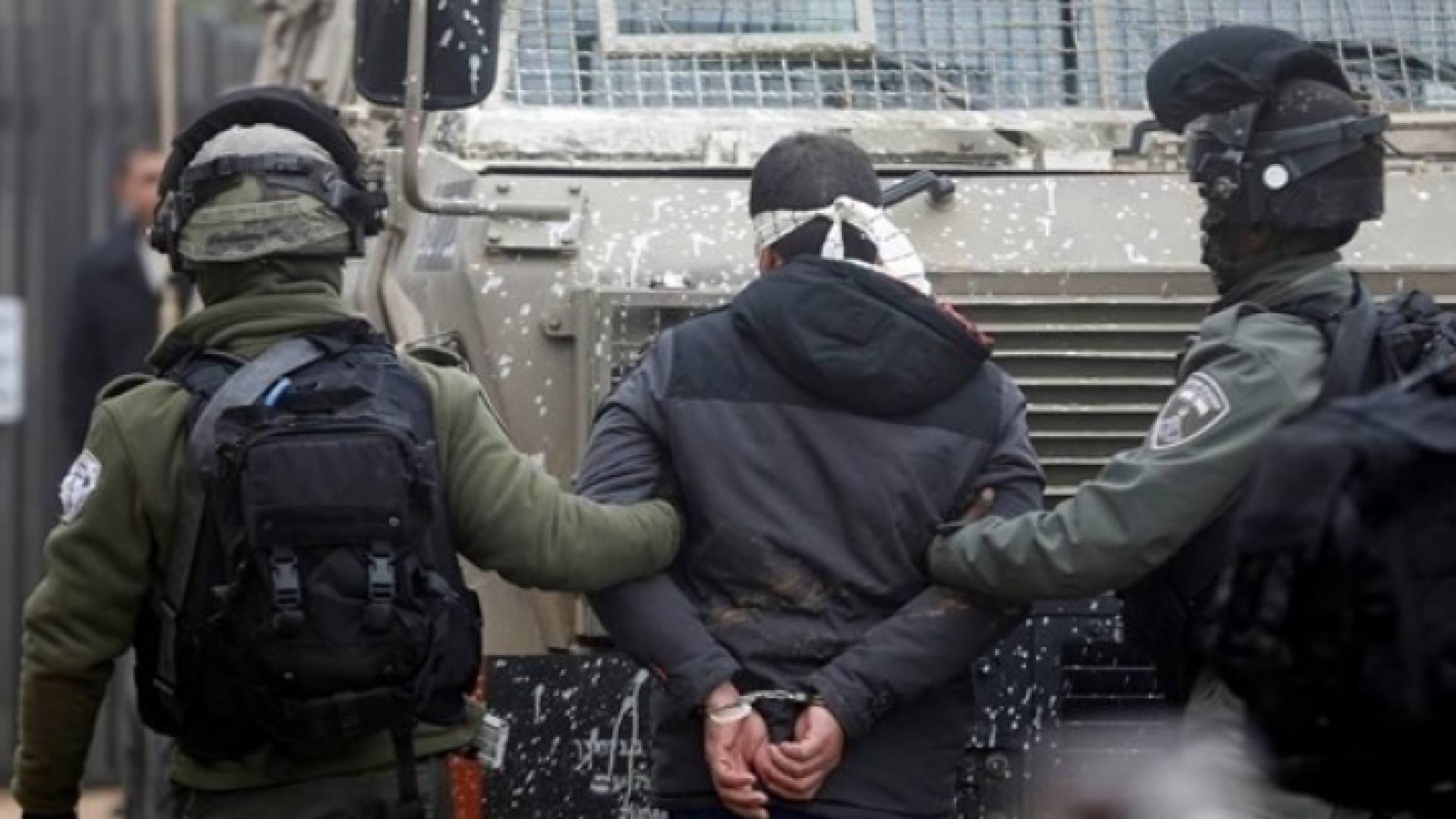 الاحتلال يعتقل فلسطينيا - أرشيفية