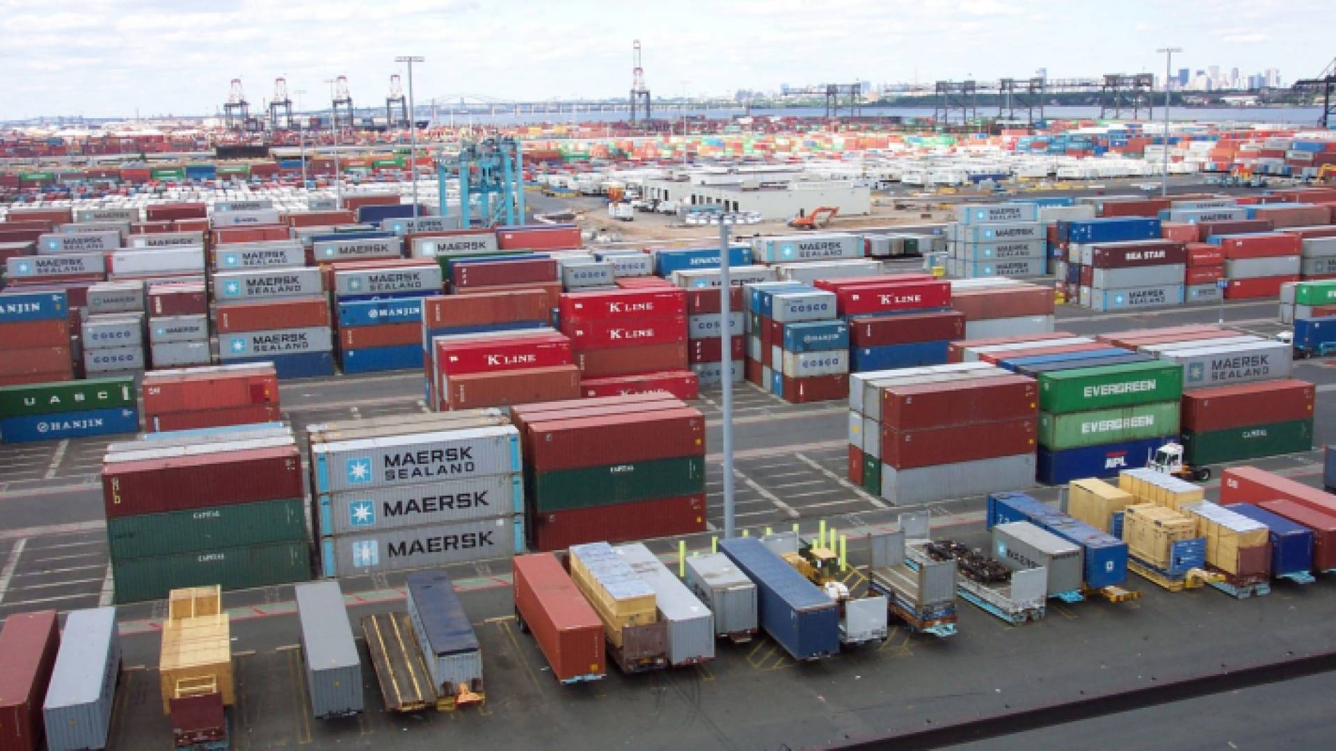 الأردن يبحث امكانية التصدير من خلال الموانئ المصرية