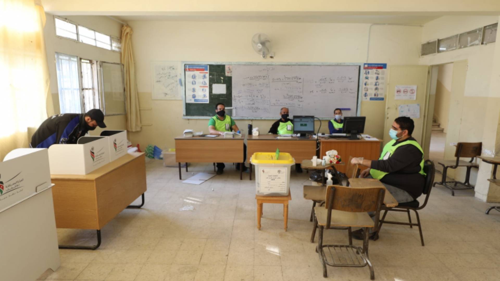 مركز اقتراع الناخبين - ارشيفية