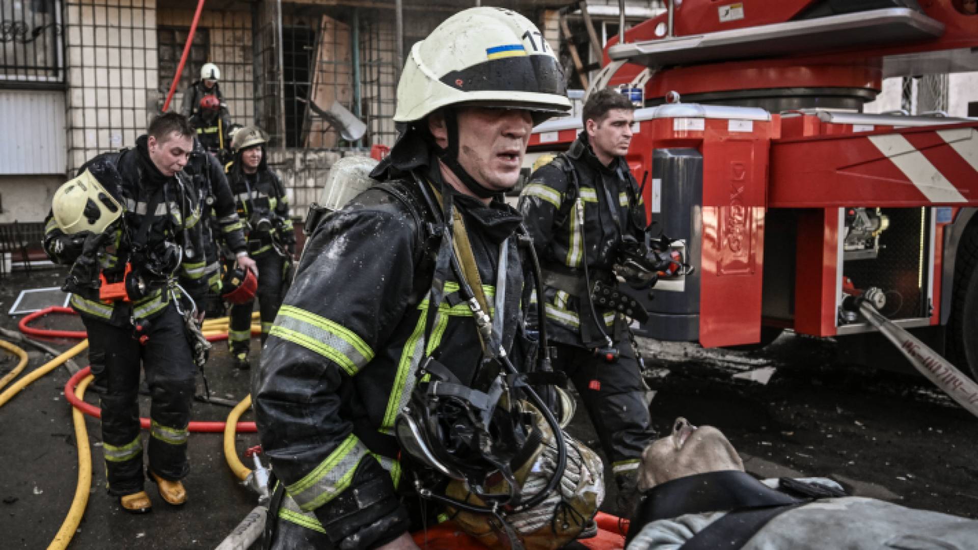 أحد عناصر الإنقاذ في أوكرانيا