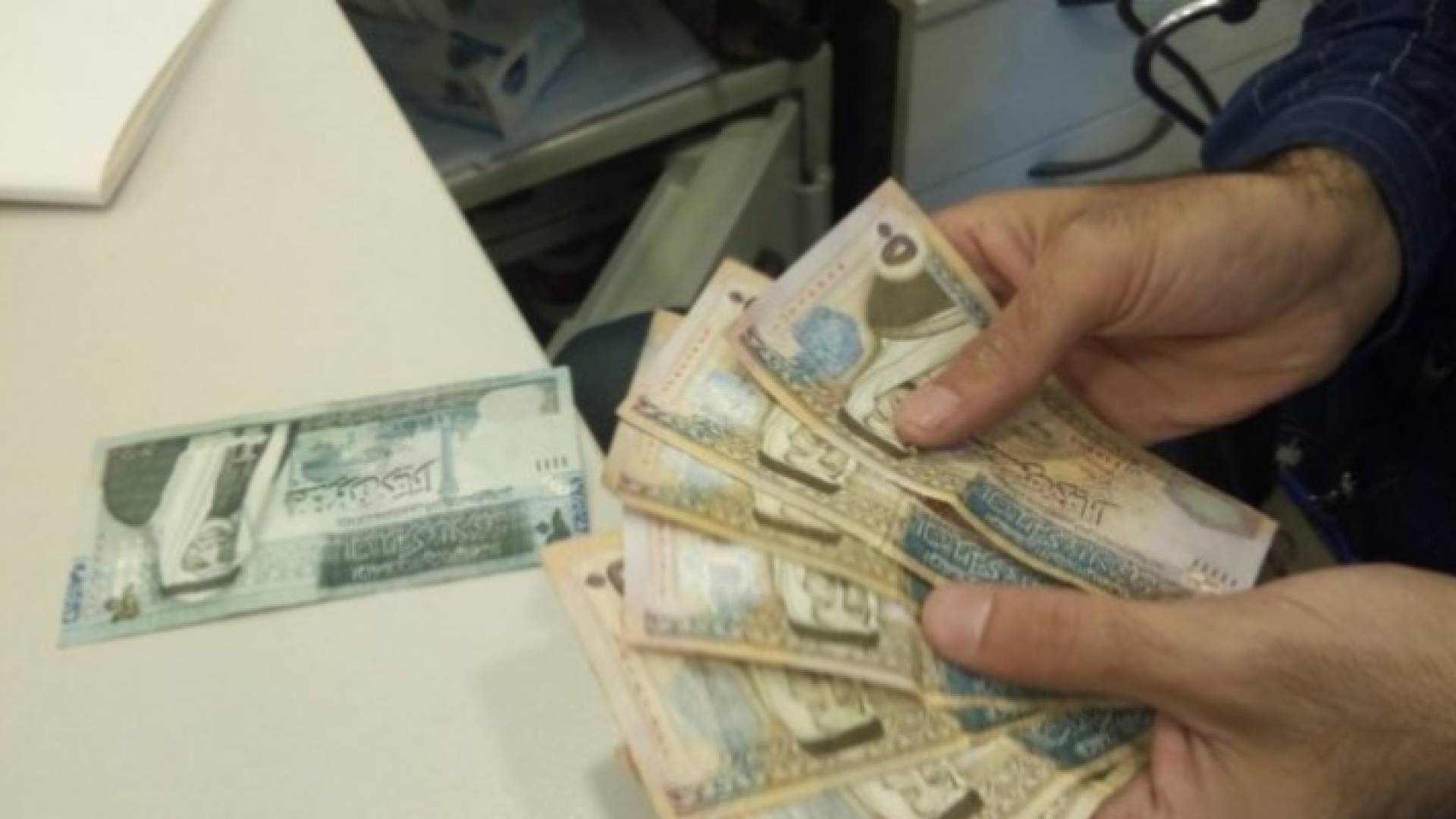 التربية تصرف علاوات ورواتب المعلمين الذين أعيدوا للخدمة