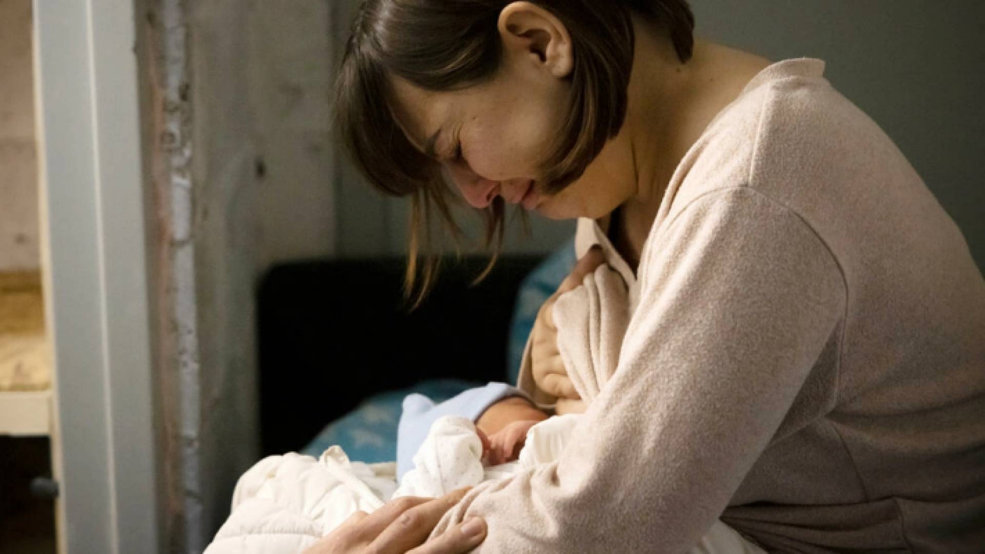 أم ترضح مولودها في مبنى أصيب بقذائف جراء سقوط صاروخ في العاصمة الأوكرانية في 20 آذار/مارس 2022