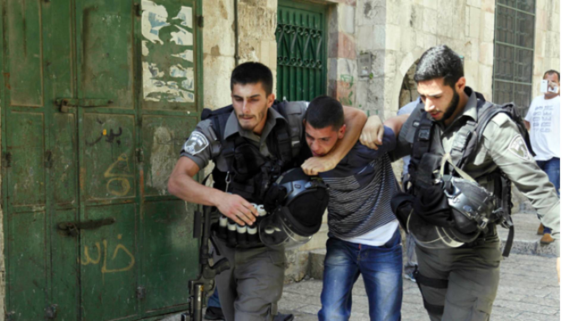 الاحتلال يعتقل فلسطينيا - أرشيفية