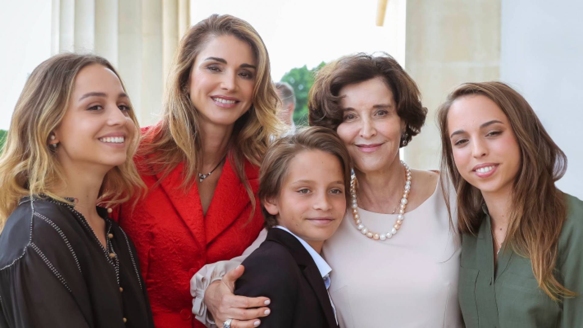 جلالة الملكة ووالدتها وسمو الأمراء