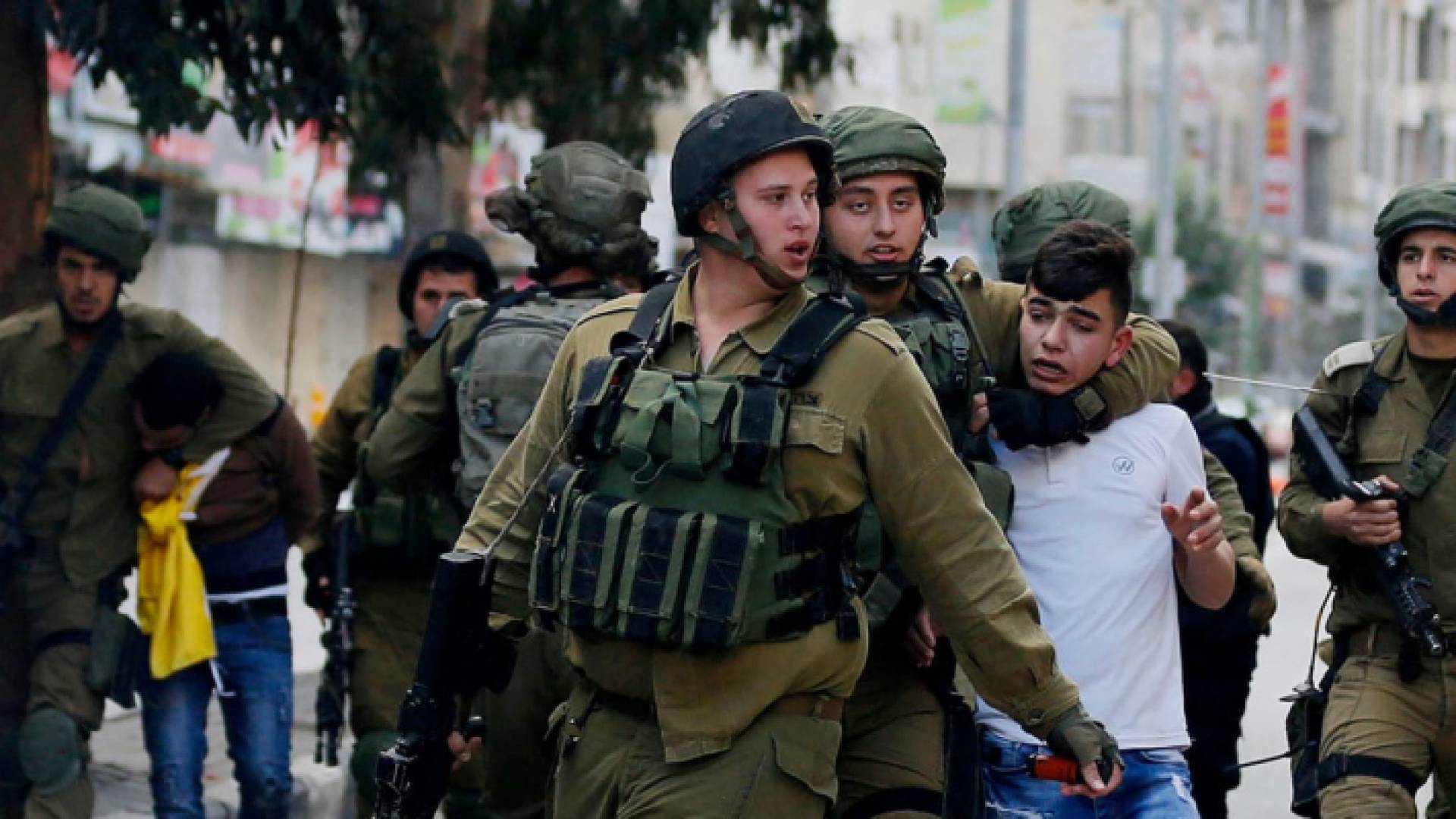 الاحتلال يعتقل فلسطيني - أرشيفية