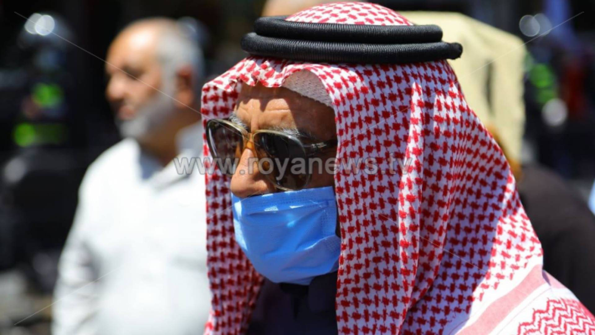 رجل مسن يرتدي كمامة - ارشيفية