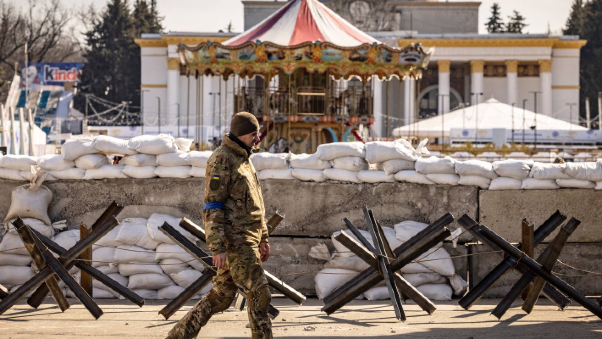 أحد أفراد القوات الأوكرانية يقف في حراسة عند نقطة تفتيش في كييف - AFP