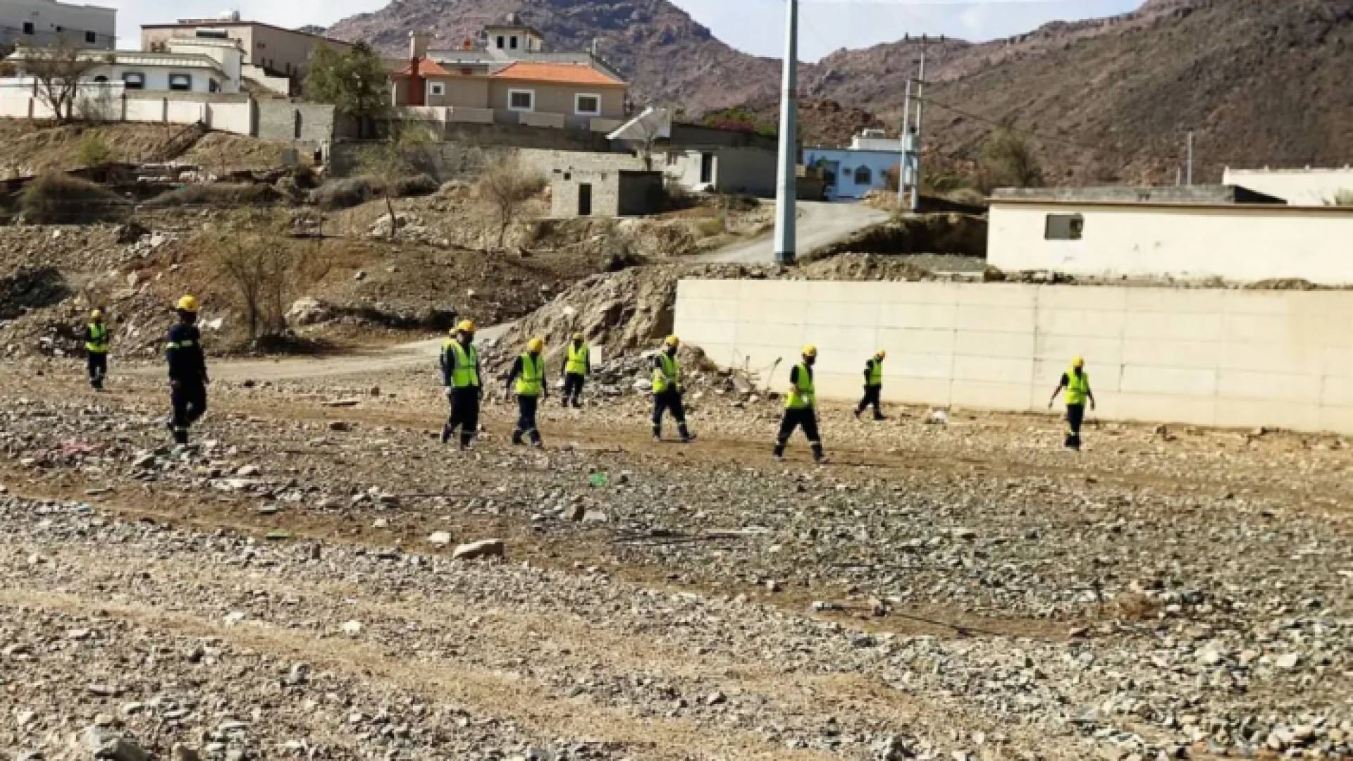 فرق الإنقاذ أمام أحد السيول في السعودية - أرشيفية