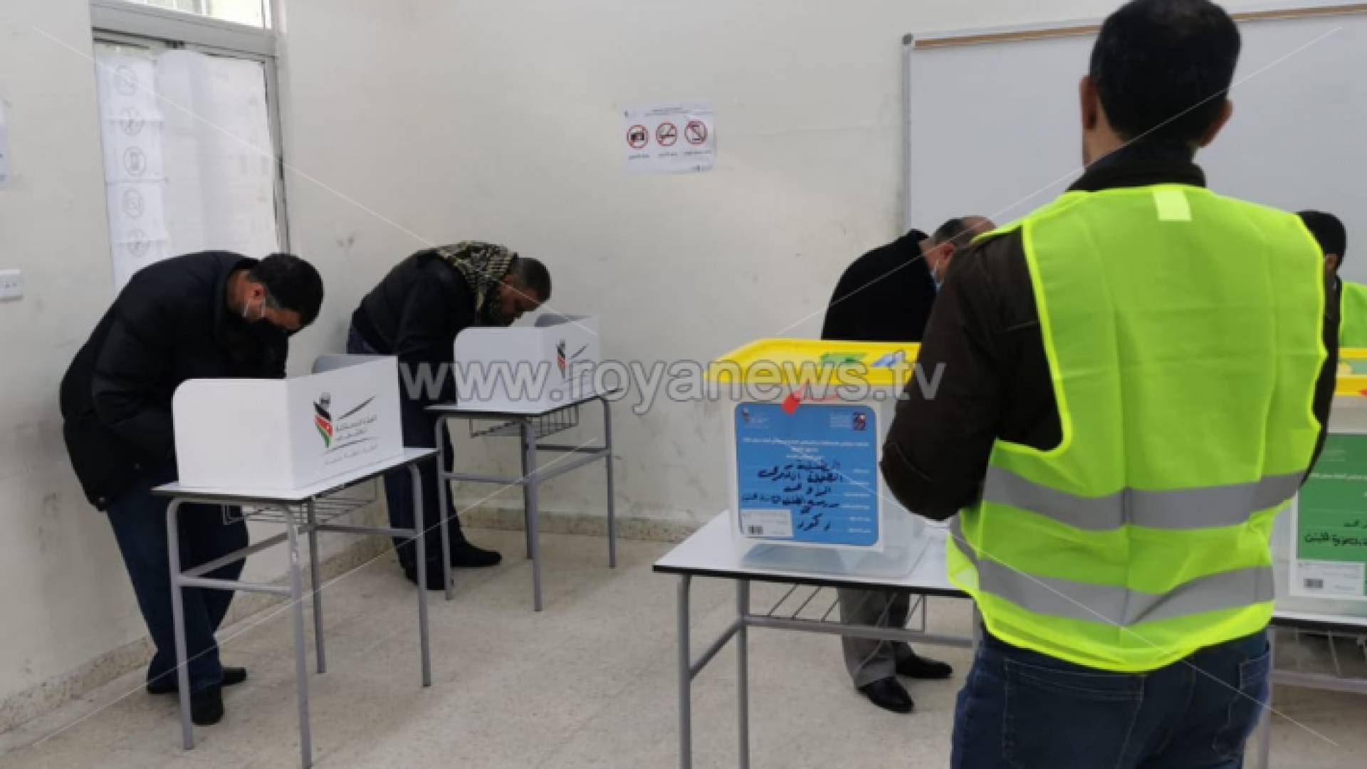 من داخل أحد مراكز الاقتراع