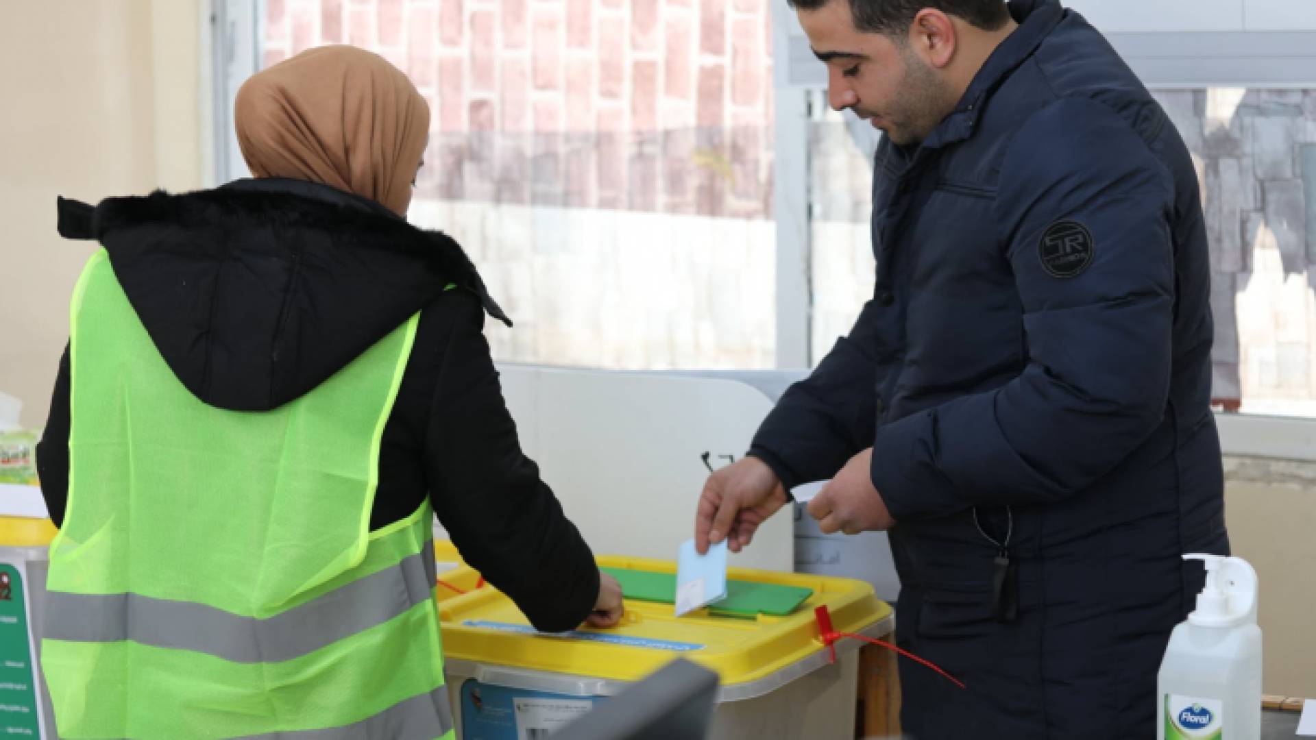 من داخل أحد مراكز الاقتراع