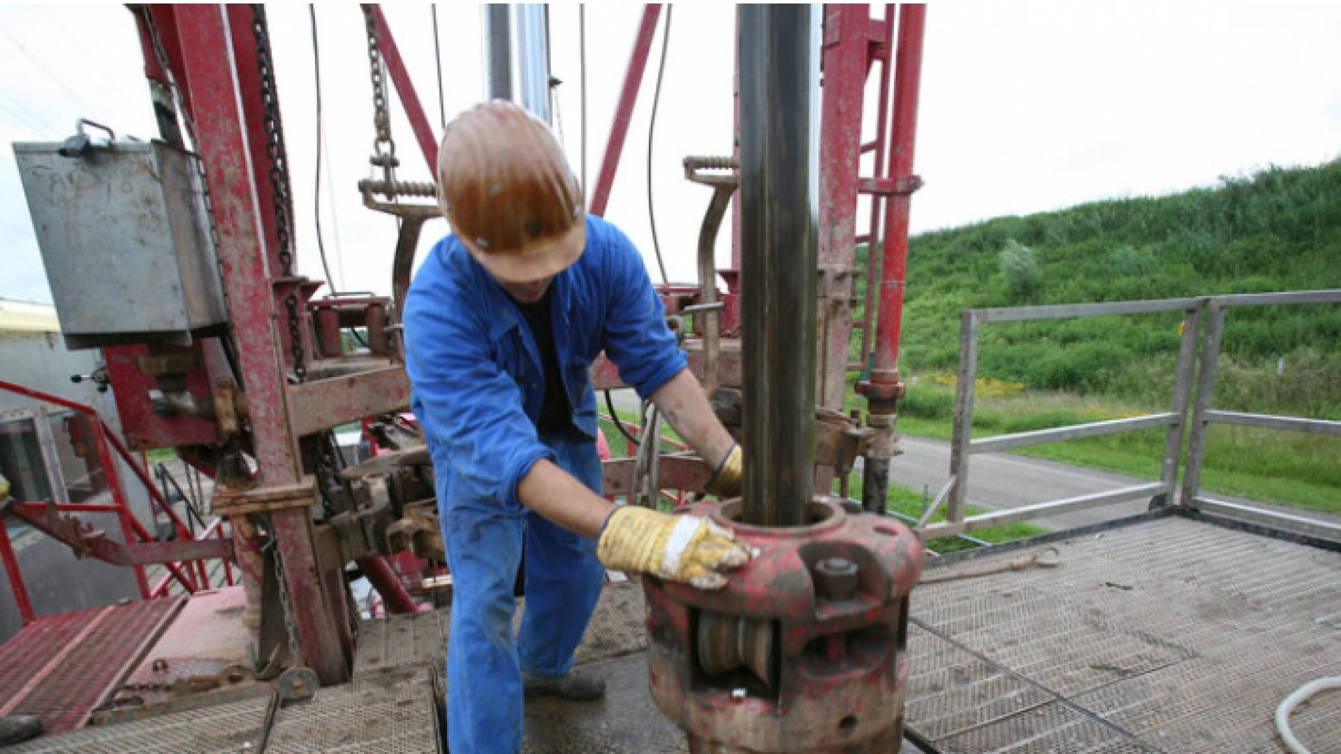 عامل في حقل النفط