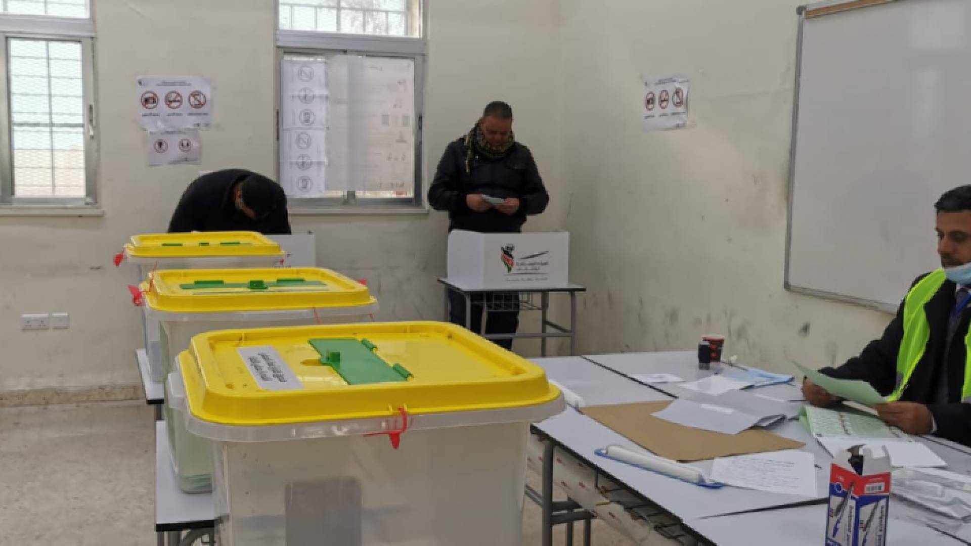 من داخل أحد مراكز الاقتراع