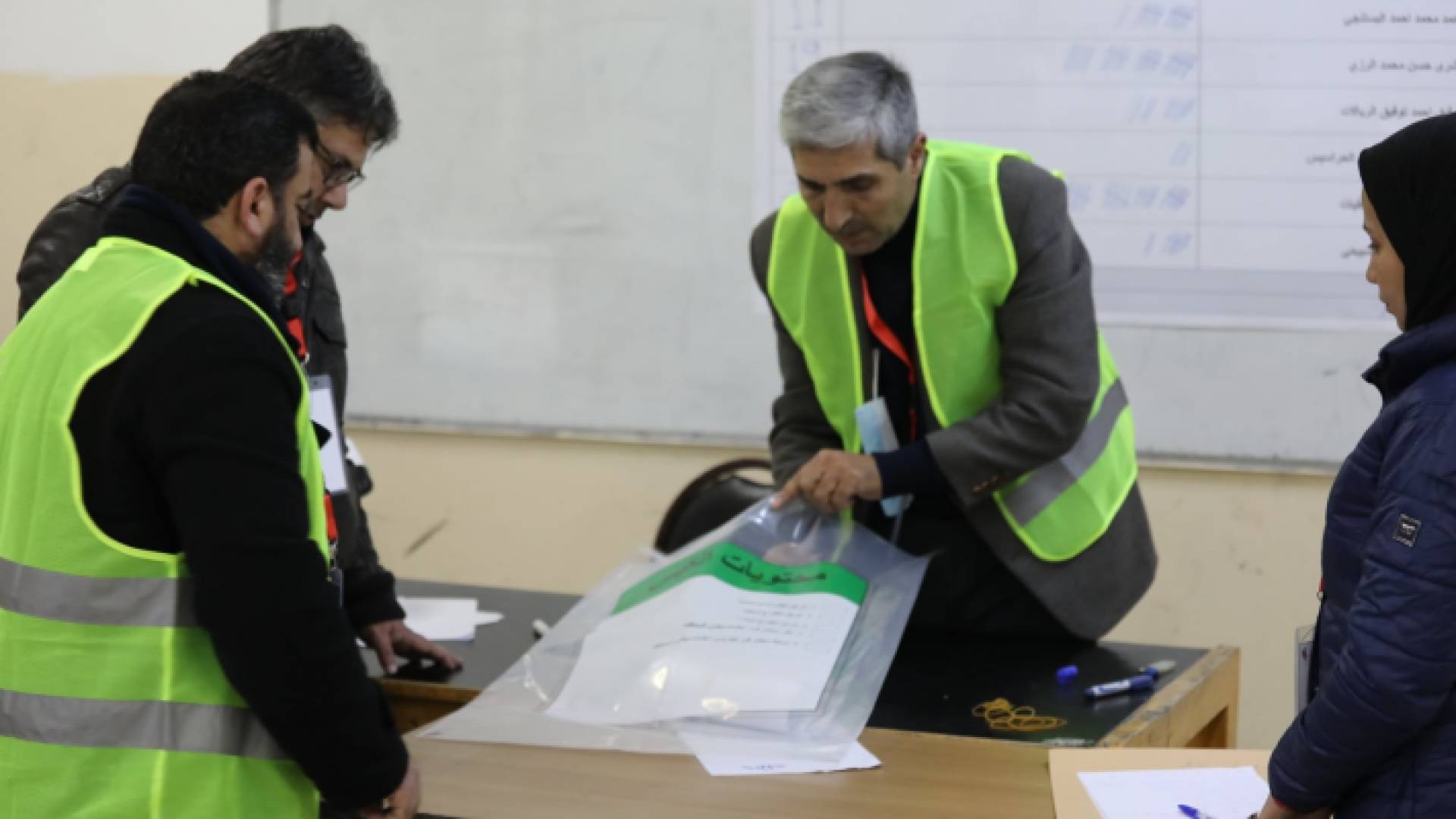 من داخل أحد مراكز الاقتراع والفرز