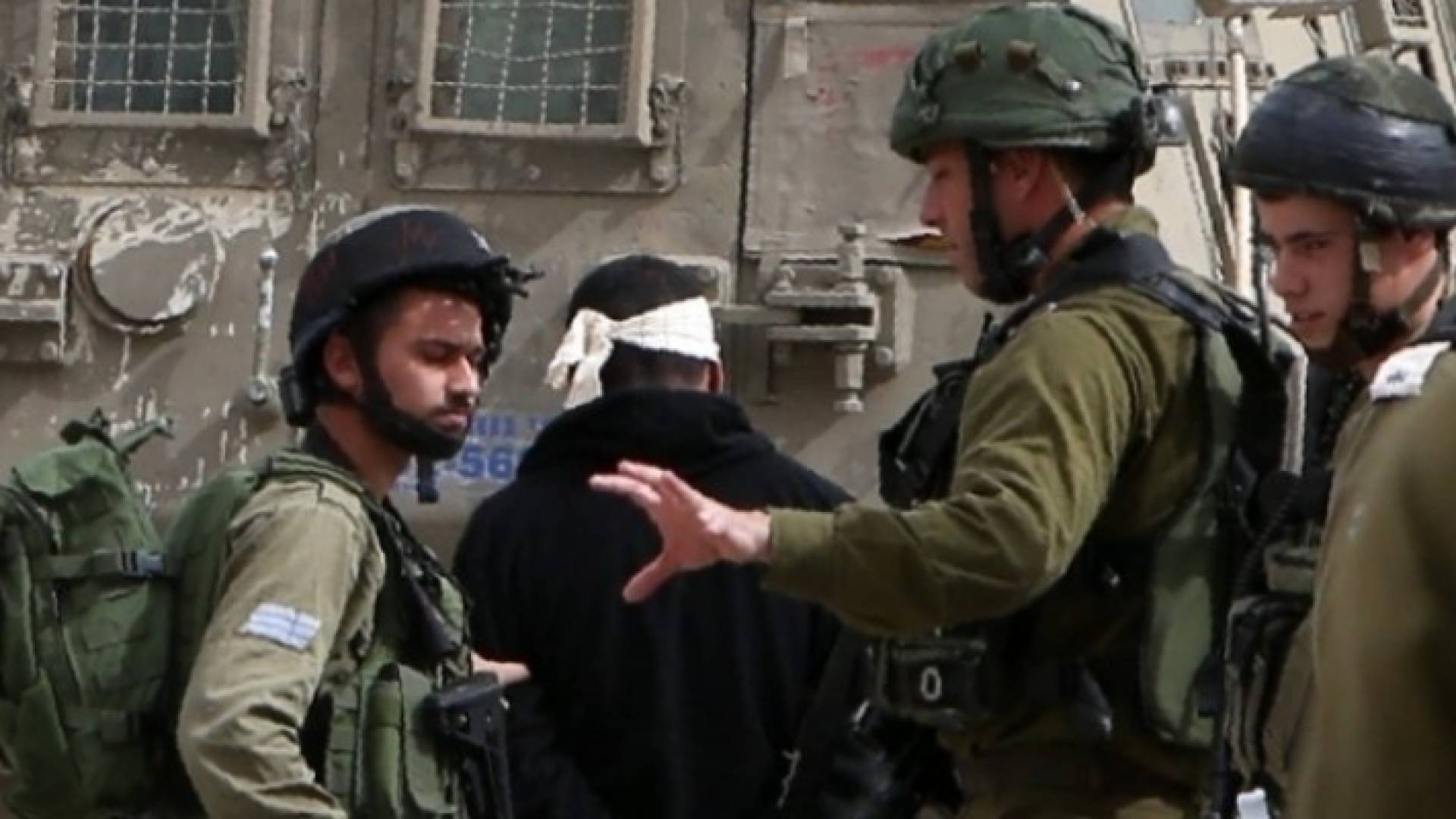 الاحتلال يعتقل فلسطيني - أرشيفية